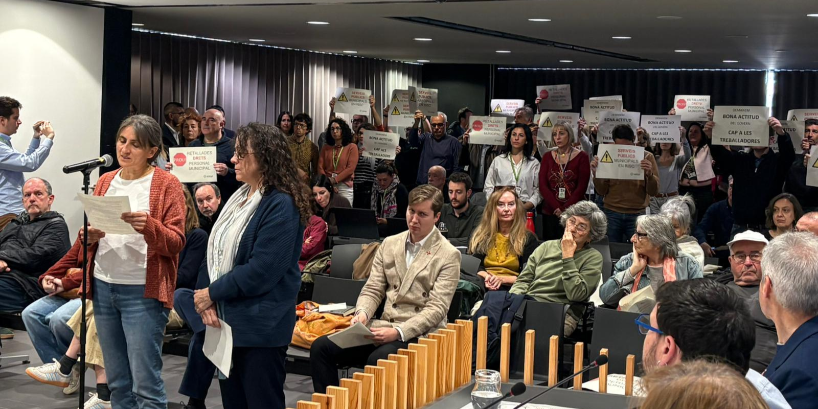 Treballadors de l'Ajuntament en l'audiència pública. FOTO: Àgata Guinó (TOT Sant Cugat)