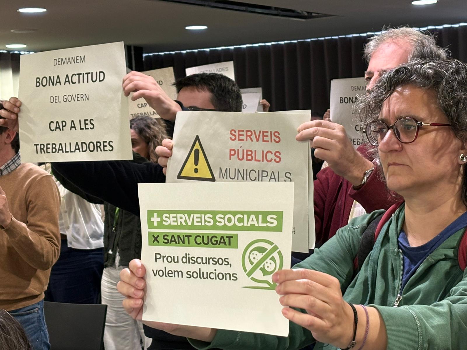 Treballadors de l'Ajuntament en l'audiència pública. FOTO: Àgata Guinó (TOT Sant Cugat)