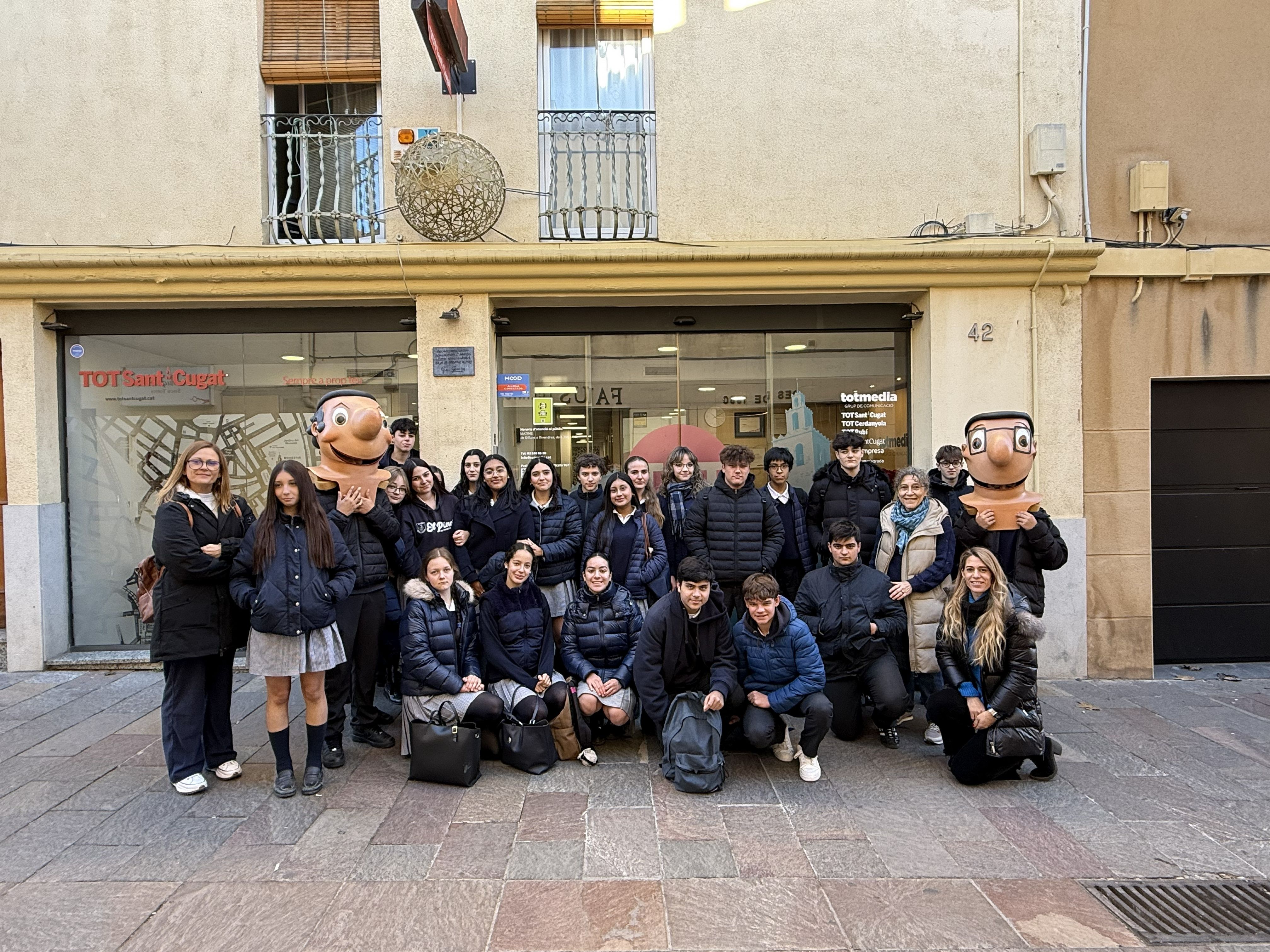 Alumnes del Col·legi El Pinar davant de la seu de Totmèdia. FOTO: TOT