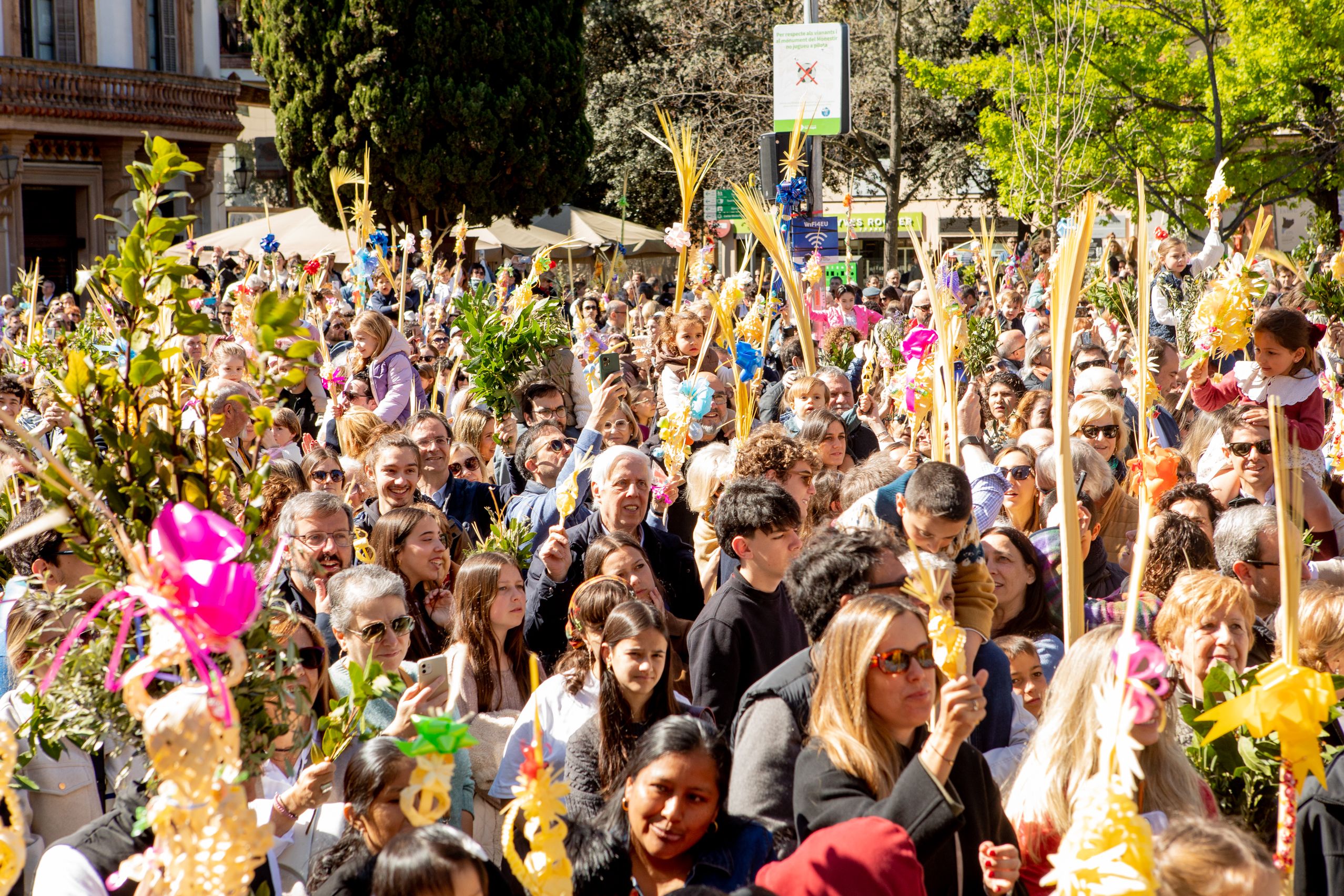 Sant Cugat s'omple de gom a gom per celebrar el Diumenge de Rams. Joana Arribas (TOT Sant Cugat)