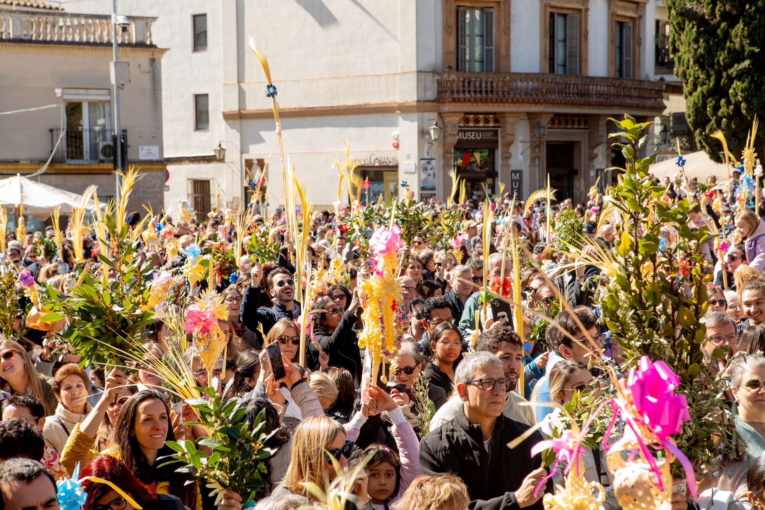 Sant Cugat s'omple de gom a gom per celebrar el Diumenge de Rams. Joana Arribas (TOT Sant Cugat)