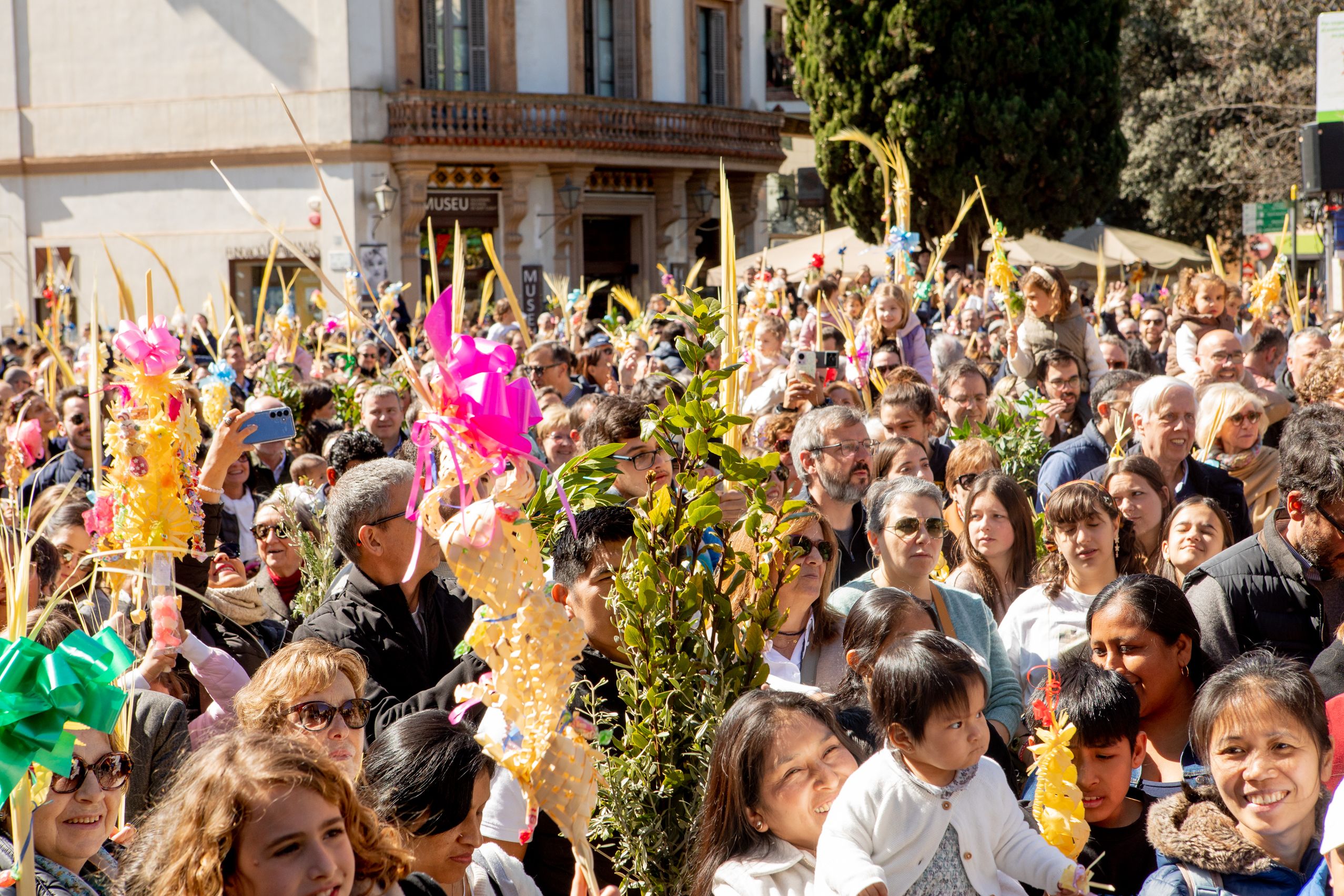 Sant Cugat s'omple de gom a gom per celebrar el Diumenge de Rams. Joana Arribas (TOT Sant Cugat)