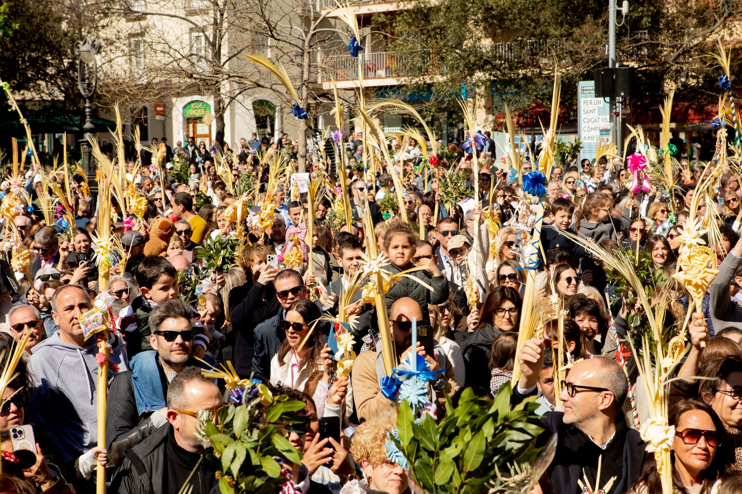 Sant Cugat s'omple de gom a gom per celebrar el Diumenge de Rams. Joana Arribas (TOT Sant Cugat)
