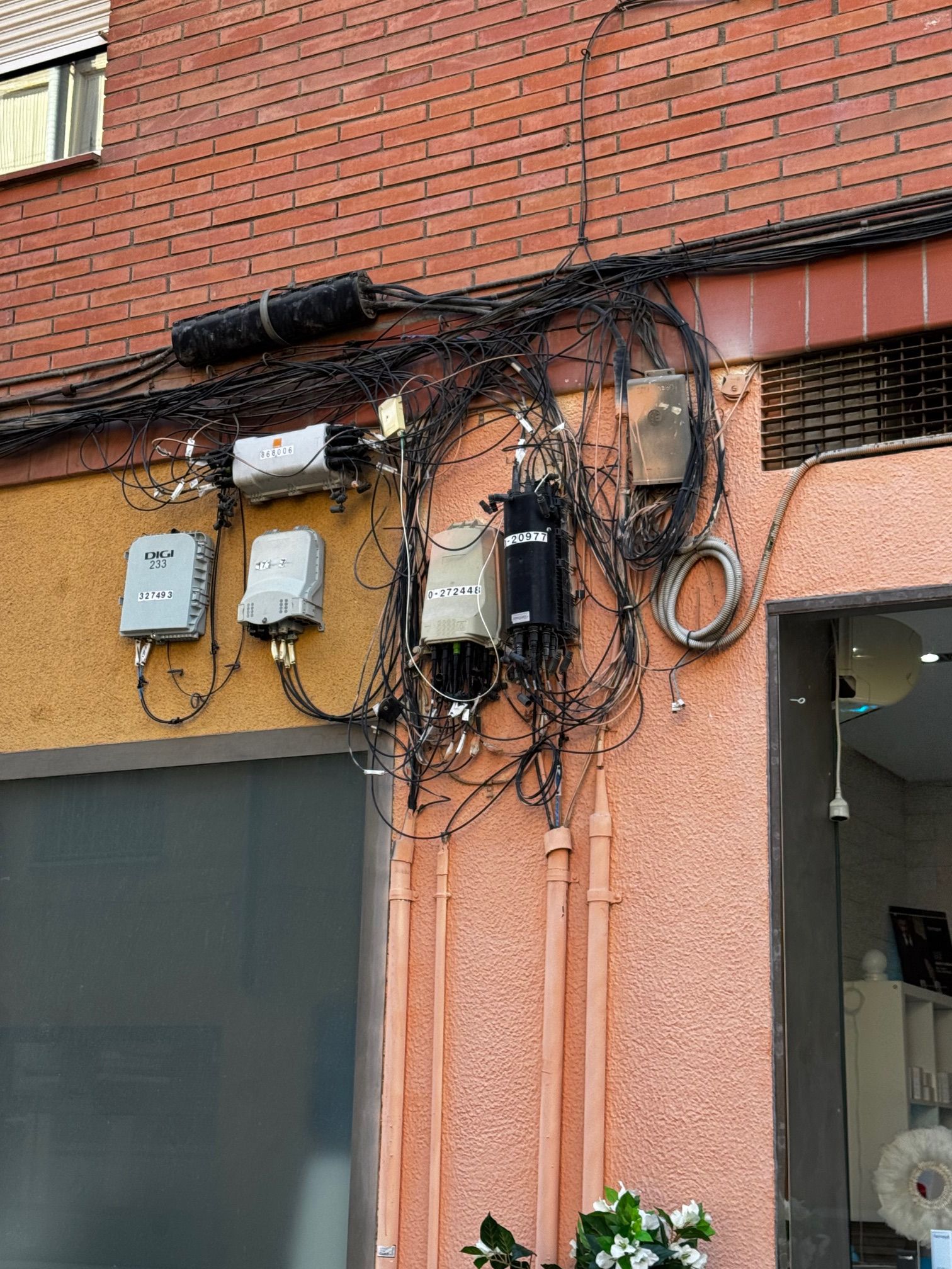 Crítica del cablejat elèctric. FOTO: Josep Garcia.