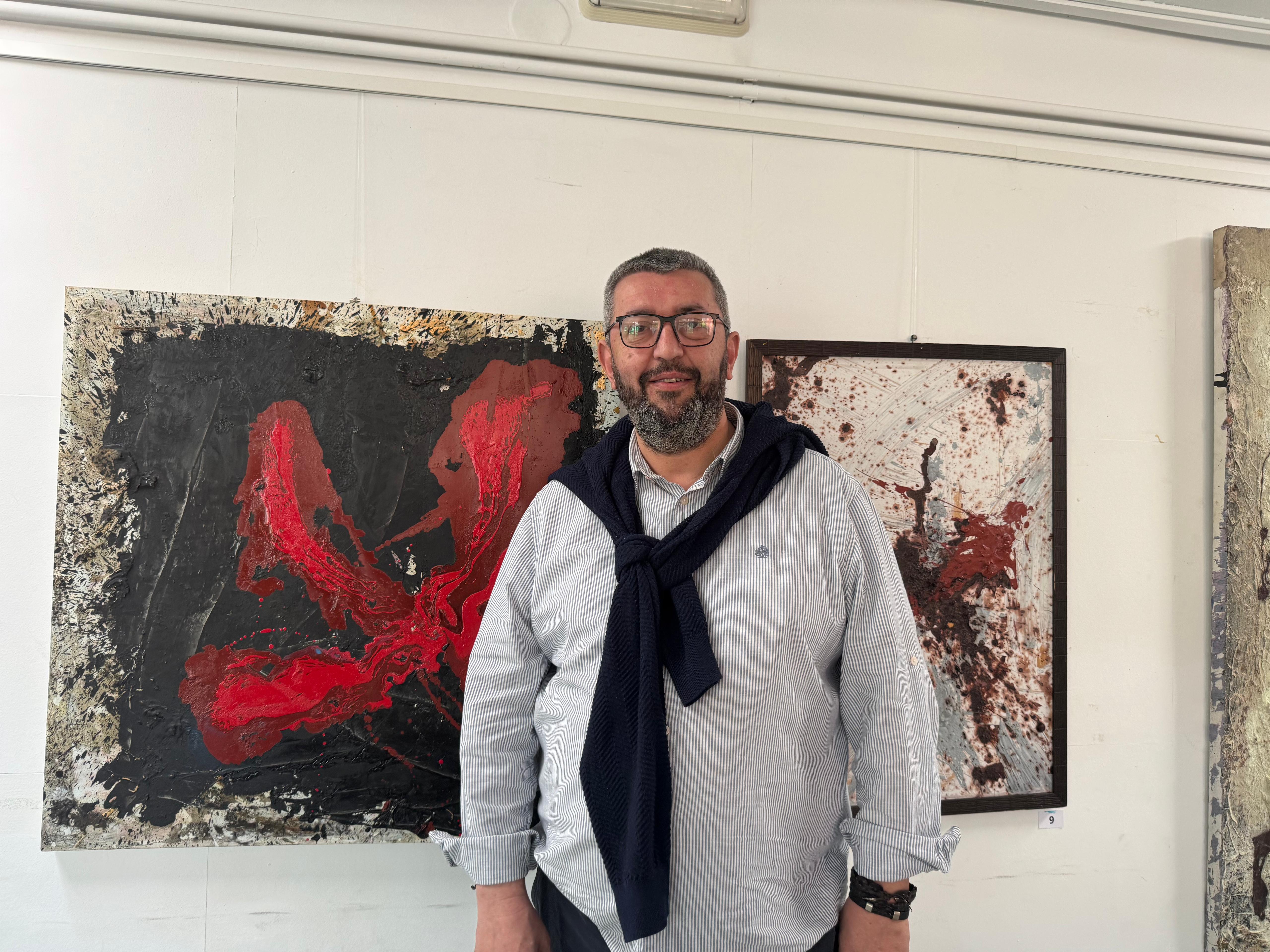 L'artista Juan Carlos González amb la seva obra. FOTO: TOT Sant Cugat