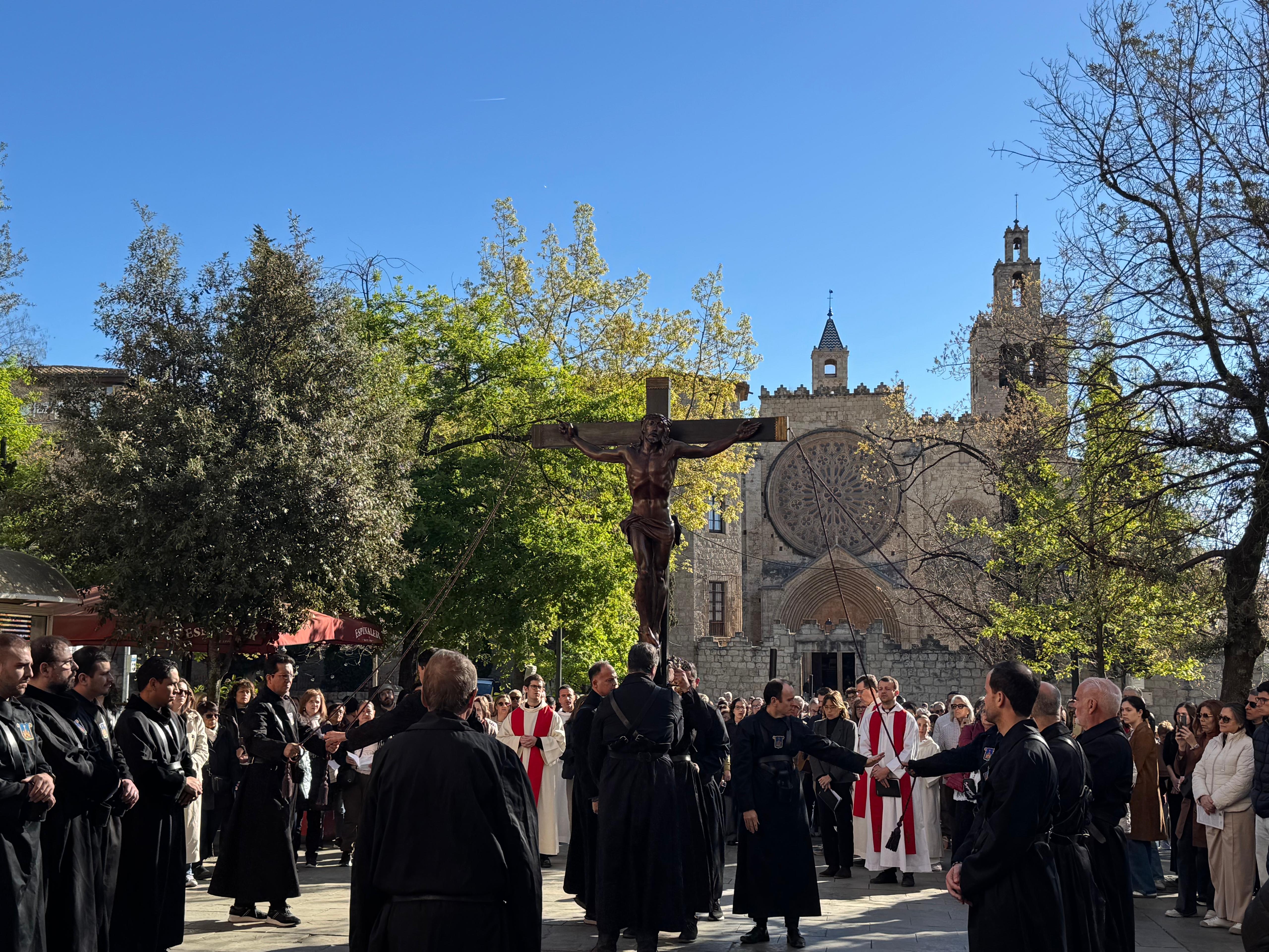El Via Crucis passant per la plaça d'Octavià. FOTO: TOT Sant Cugat