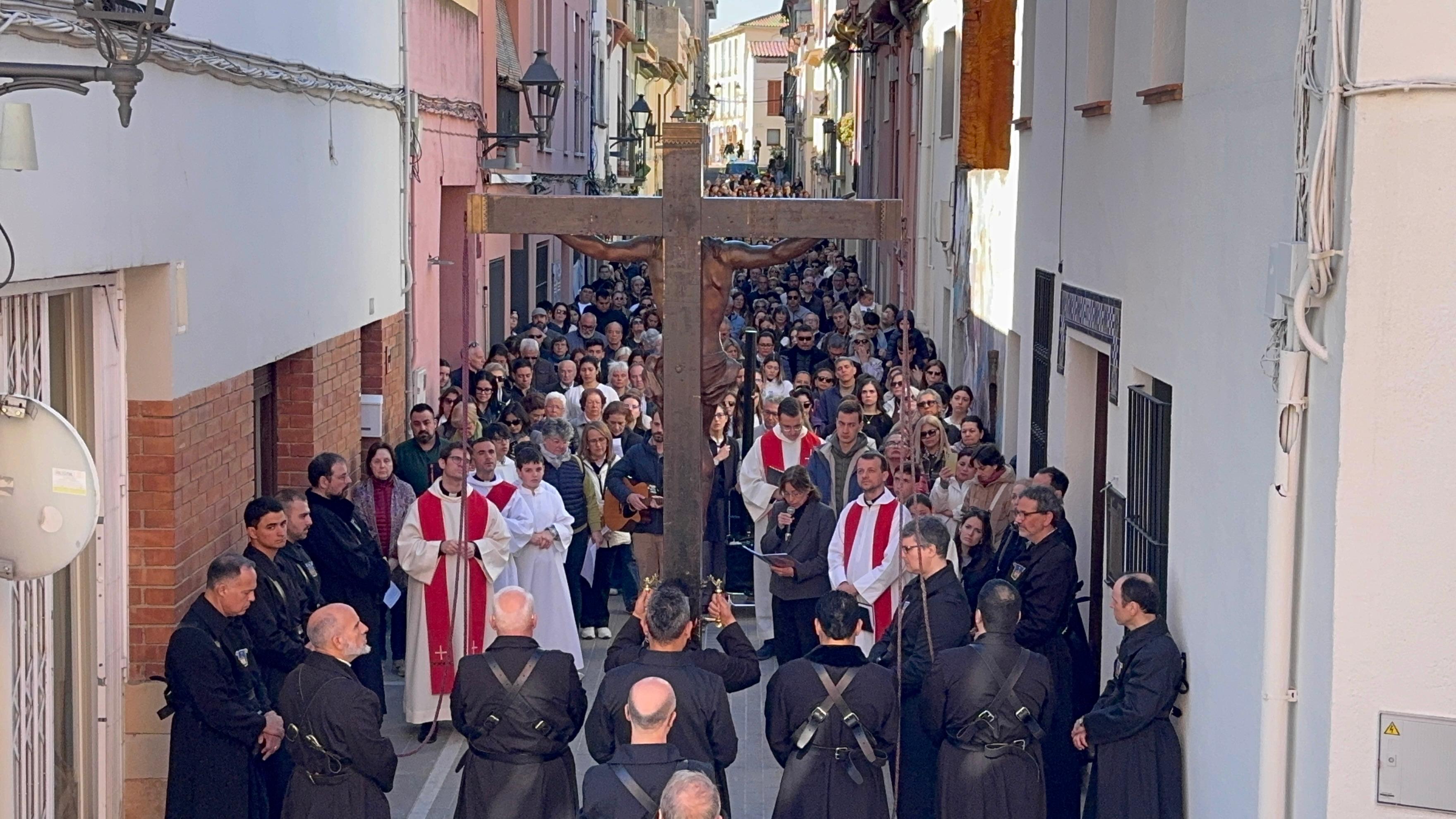 Imatge del Via Crucis pels carrers de Sant Cugat. FOTO: TOT Sant Cugat.
