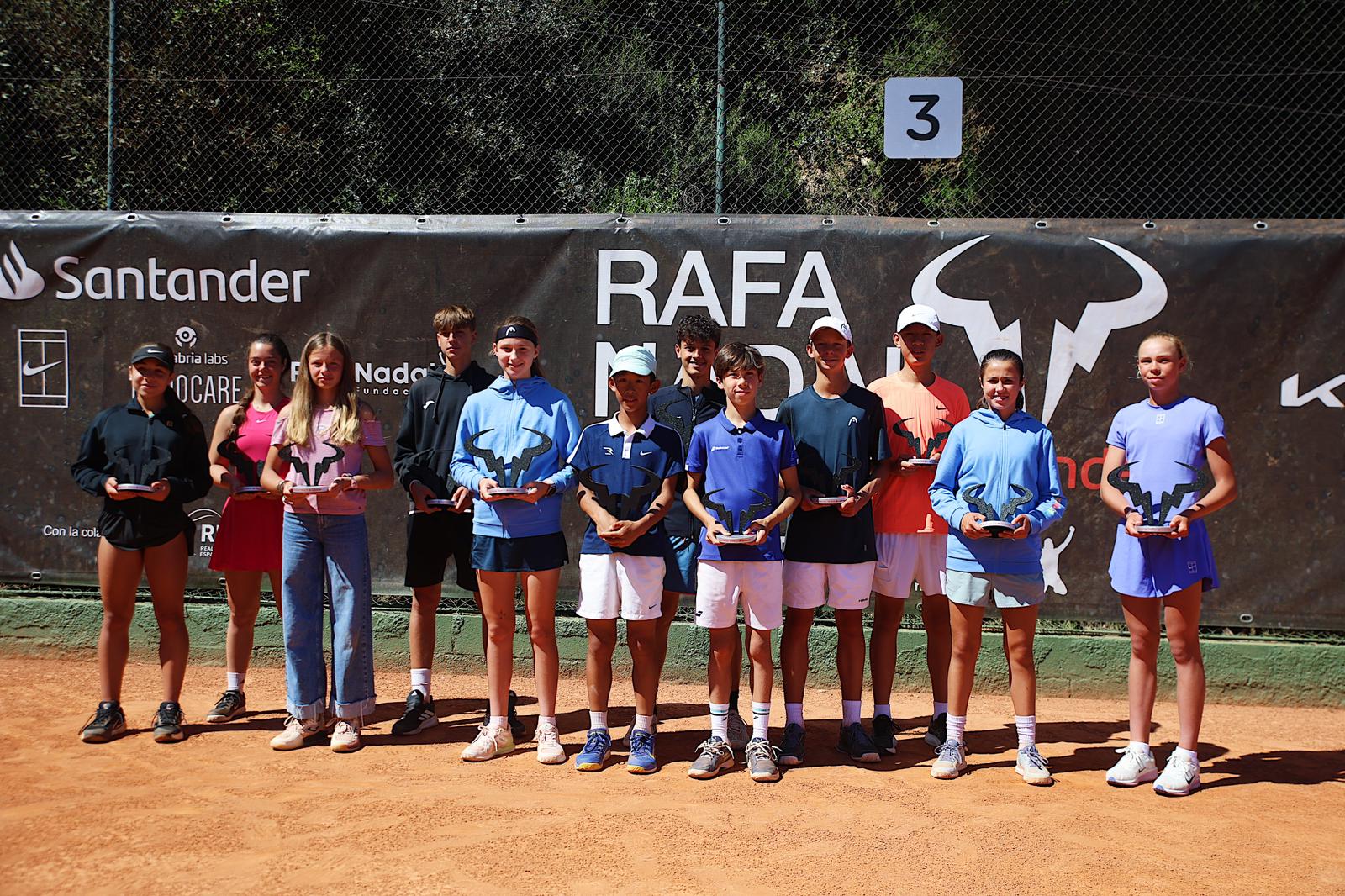 Els guanyadors i finalistes del Rafa Nadal Tour del Club Esportiu Valldoreix. FOTO: Ajuntament