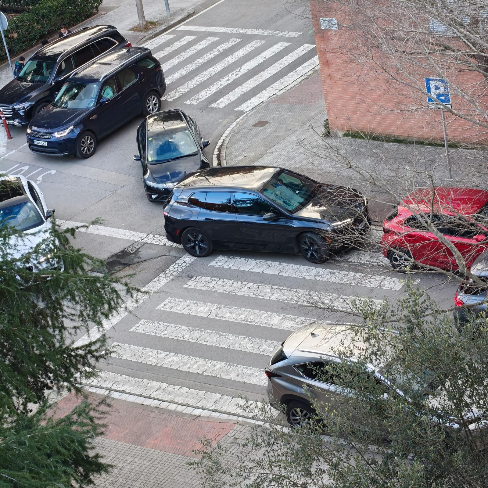 Obstaculització de l'entrada d'un pàrquing FOTO: Cedida