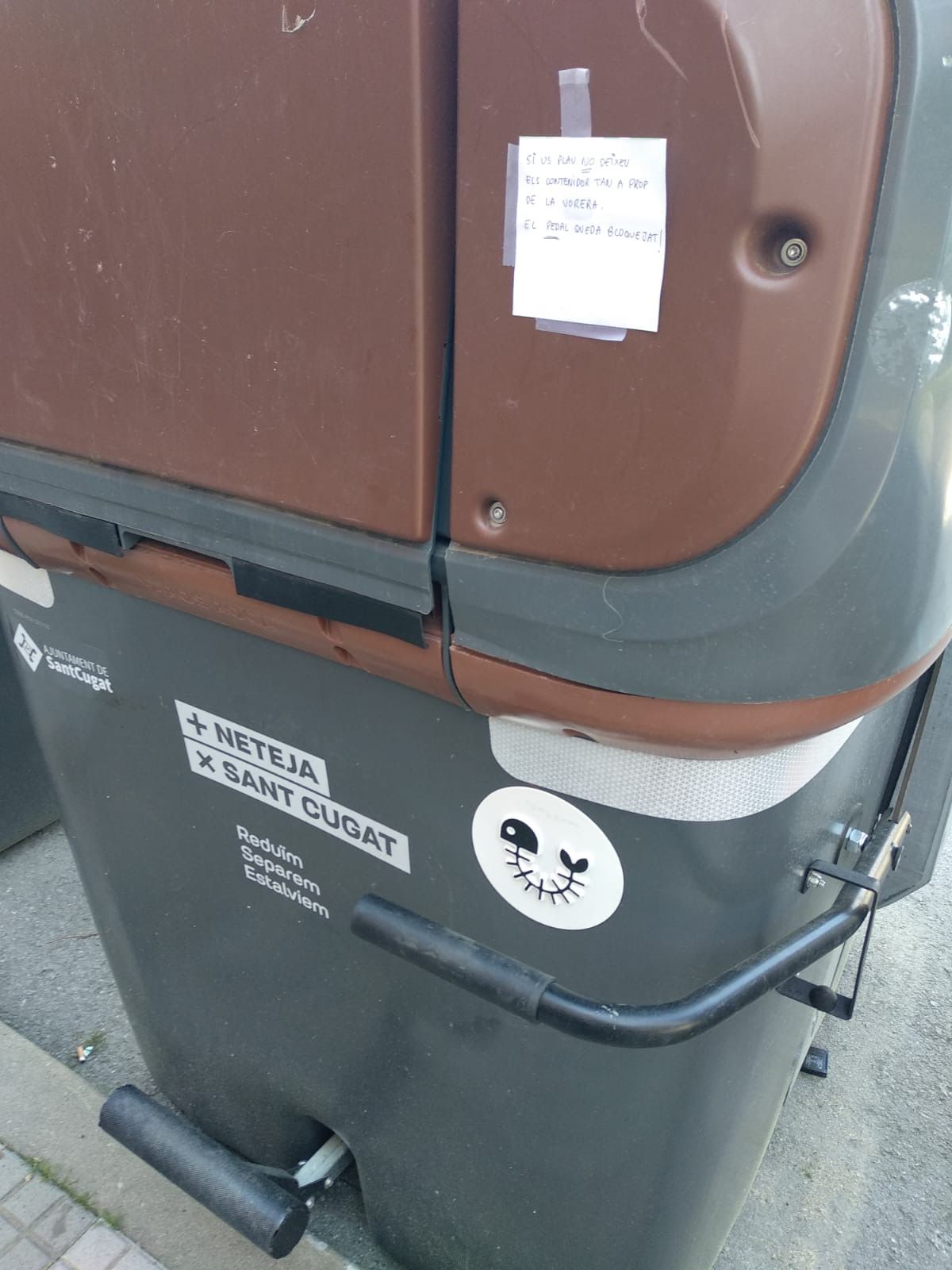 Contenidors d'escombraries bloquejats FOTO: Cedida