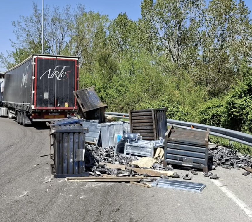 Un camió perd la càrrega en un revolt. FOTO: Policia Local Sant Cugat