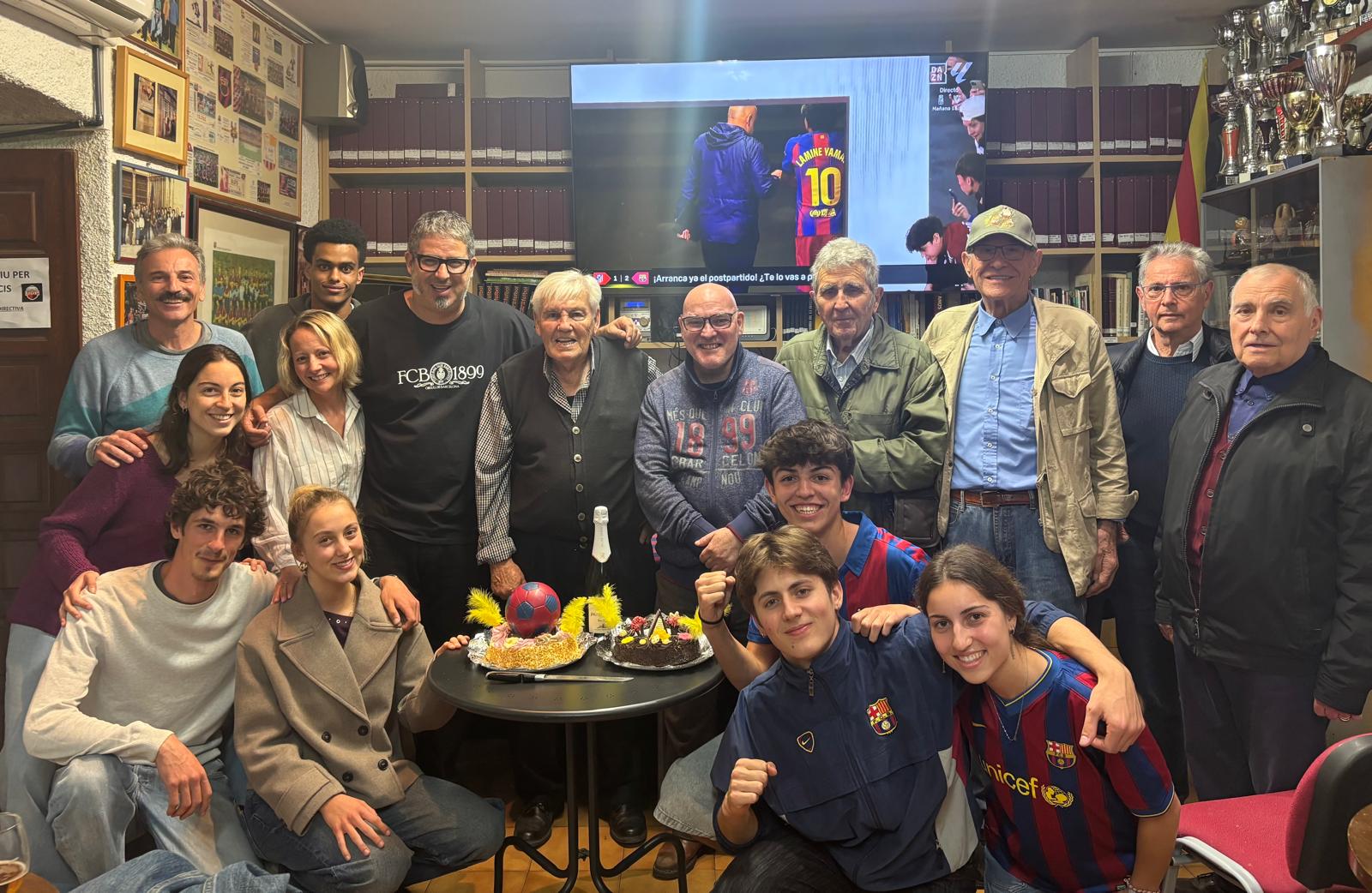 Demetri Garcia Sàbat lliura la Mona de Pasqua a la PB Sant Cugat. FOTO: Cedida