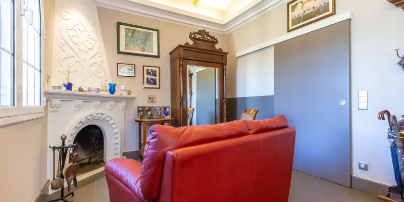 Saló-menjador amb llar de foc de l'habitatge a la Floresta disponible a Amat immobiliaris. FOTO: Cedida