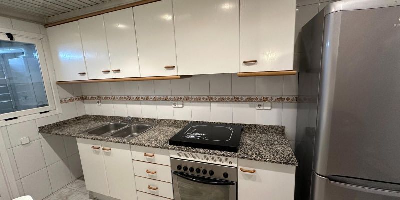 Cuina de l'àtic de Rubí disponible a la immobiliària ORGAN. FOTO: Cedida