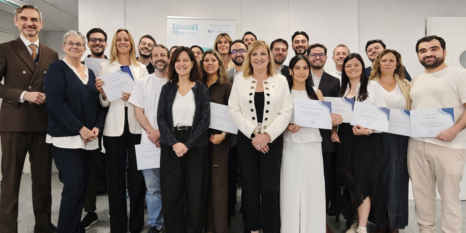 Foto de família dels professionals del servei d'Urgències de l'HUGC reconeguts amb Dr. Joan Izquierdo, a l'esquerra i Núria Fernández, al centre. FOTO: Cedida