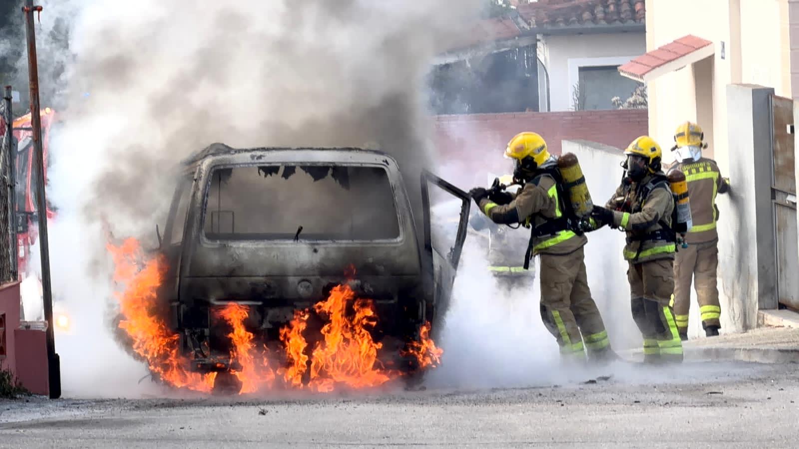 Una furgoneta amb foc a la Floresta. FOTO: Cedida
