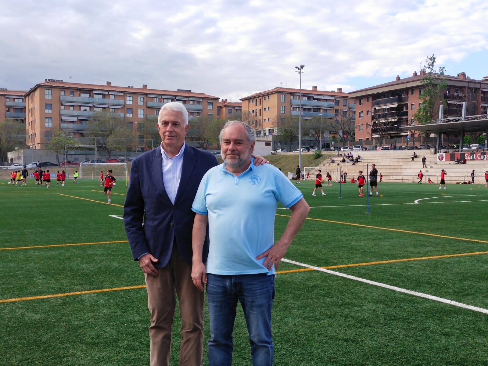 Llorenç Santasusagna (esquerra), president del Sant Cugat FC, i Miquel Garcia (dreta), secretari del Sant Cugat FC, en la ZEM Jaume de Tubau en la presentació d'actes del 110è aniversari del Sant Cugat FC. FOTO: TOT Sant Cugat