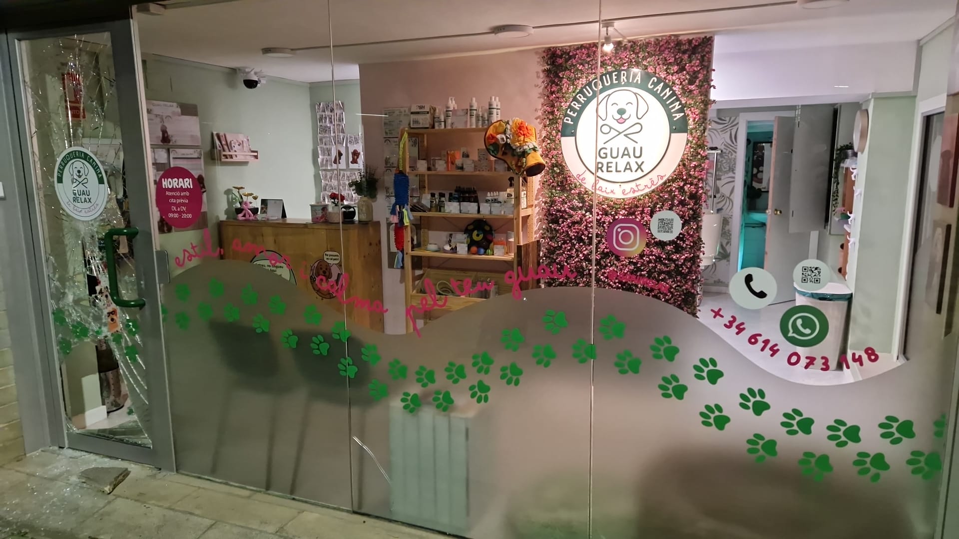 Façana del local Guau Relax, amb el vidre trencat. FOTO: Cedida.