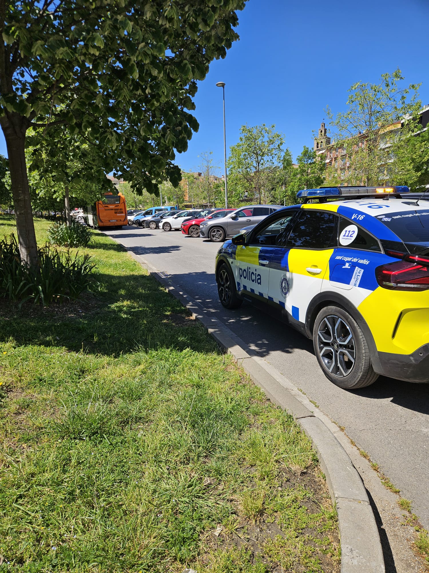Un autobús averiat talla un carril a la rambla del Celler. FOTO: Cedida