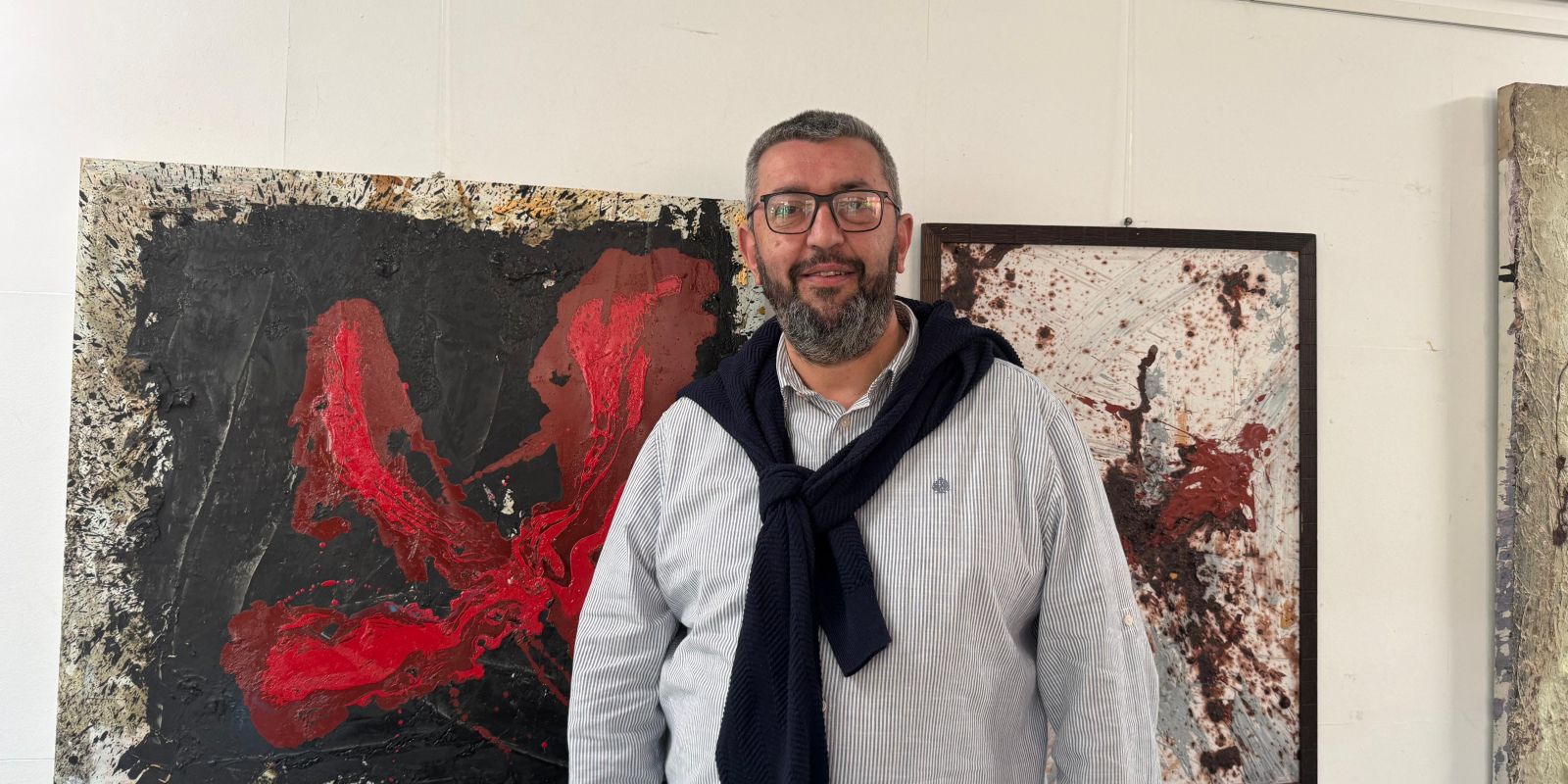 L'artista Juan Carlos González amb la seva obra. FOTO: TOT Sant Cugat