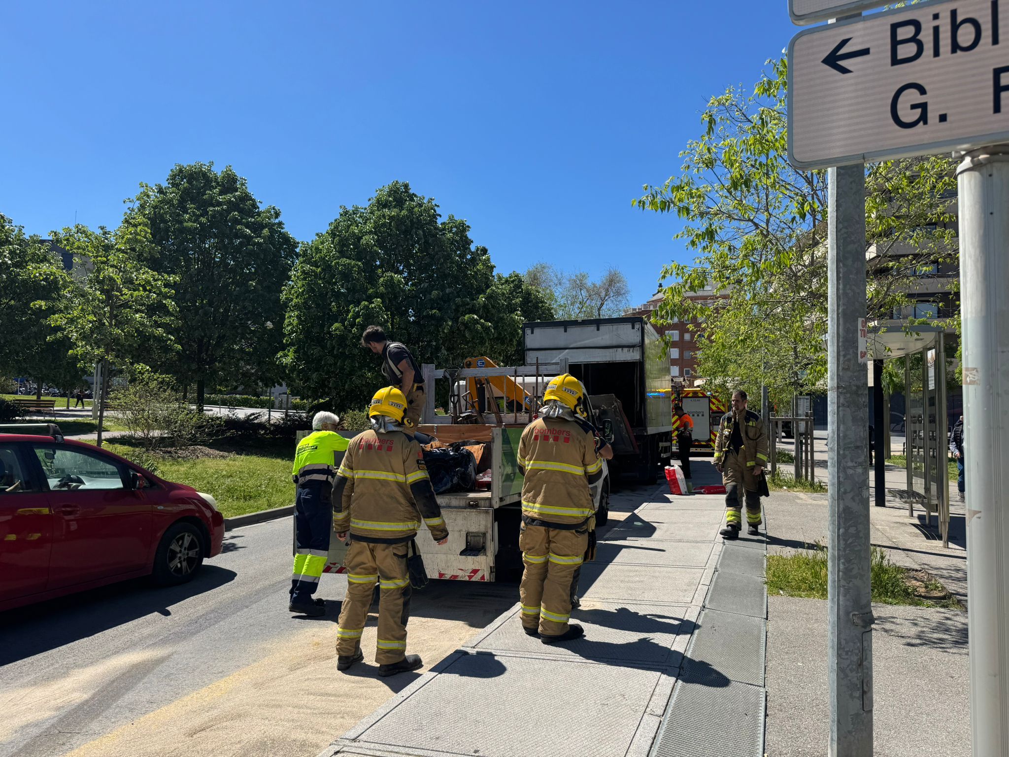 El passeig Francesc Macià ha quedat tallat pel vessament. FOTO: TOT Sant Cugat