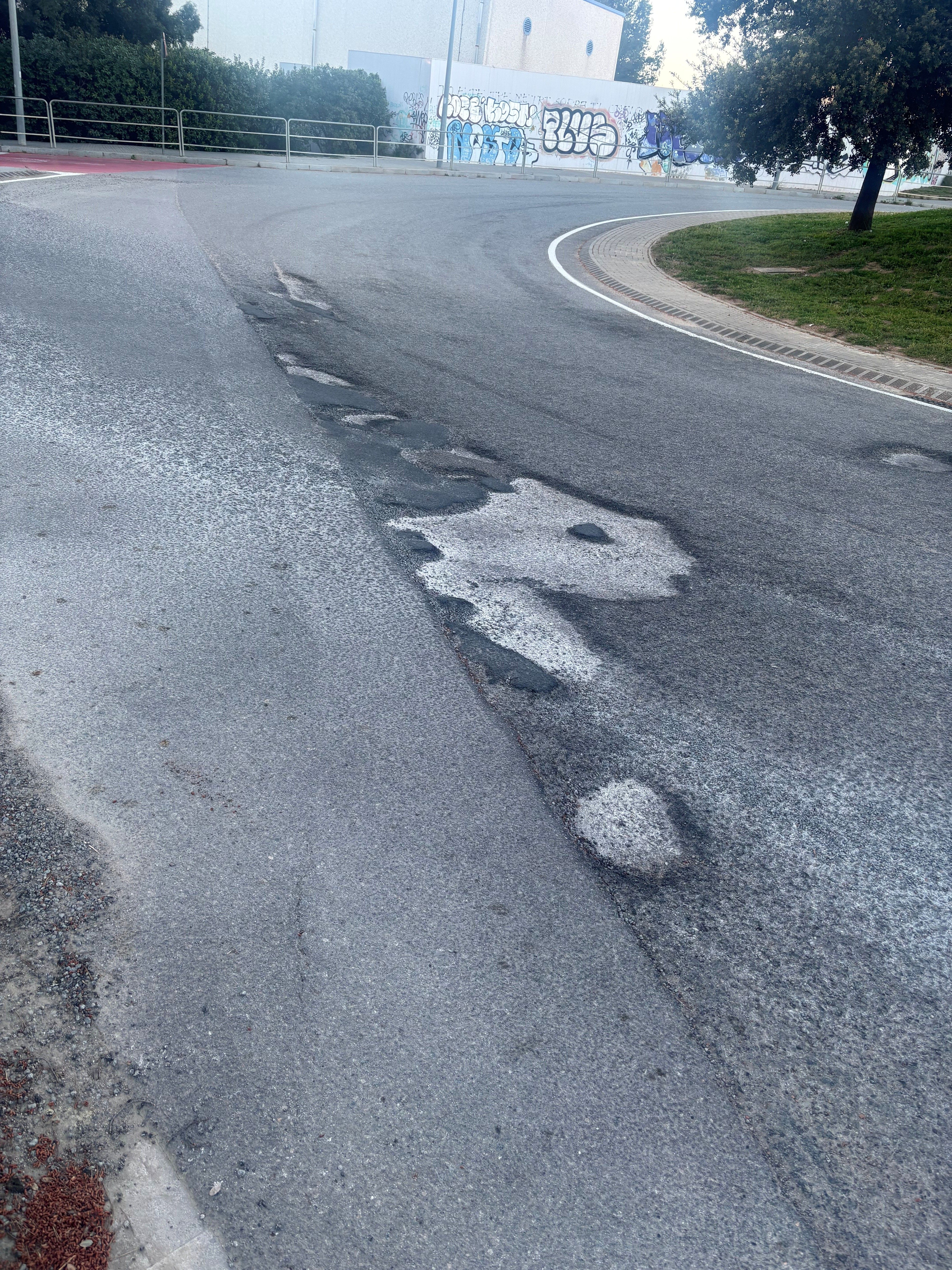 L'asfalt de la rotonda del CAR en mal estat. FOTO: Cedida