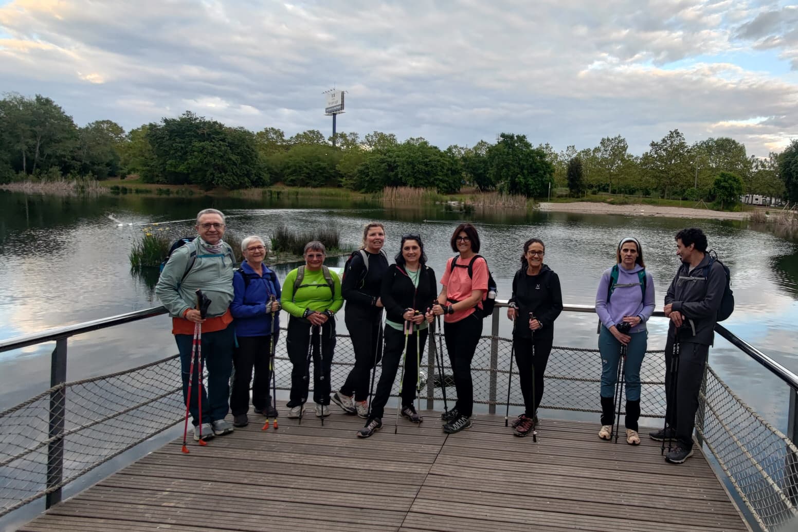Un dels grups de marxa nòrdica del Club Muntanyenc Sant Cugat, a l'estany de la Guinardera. FOTO: Cedida
