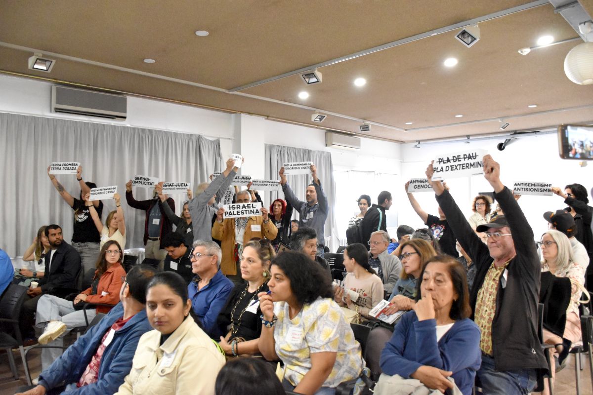 Activistes intentant boicotejar la 1a. Jornada de Multiculturalitat a Sant Cugat. FOTO: Cedida per Laia Coronado (El Cugatenc)