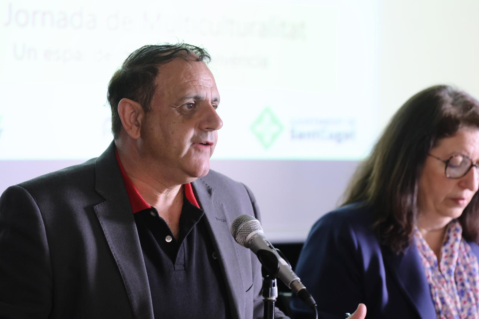 Carles Grima durant la seva intervenció a la Jornada de Multiculturalitat de Sant Cugat. FOTO: Ajuntament