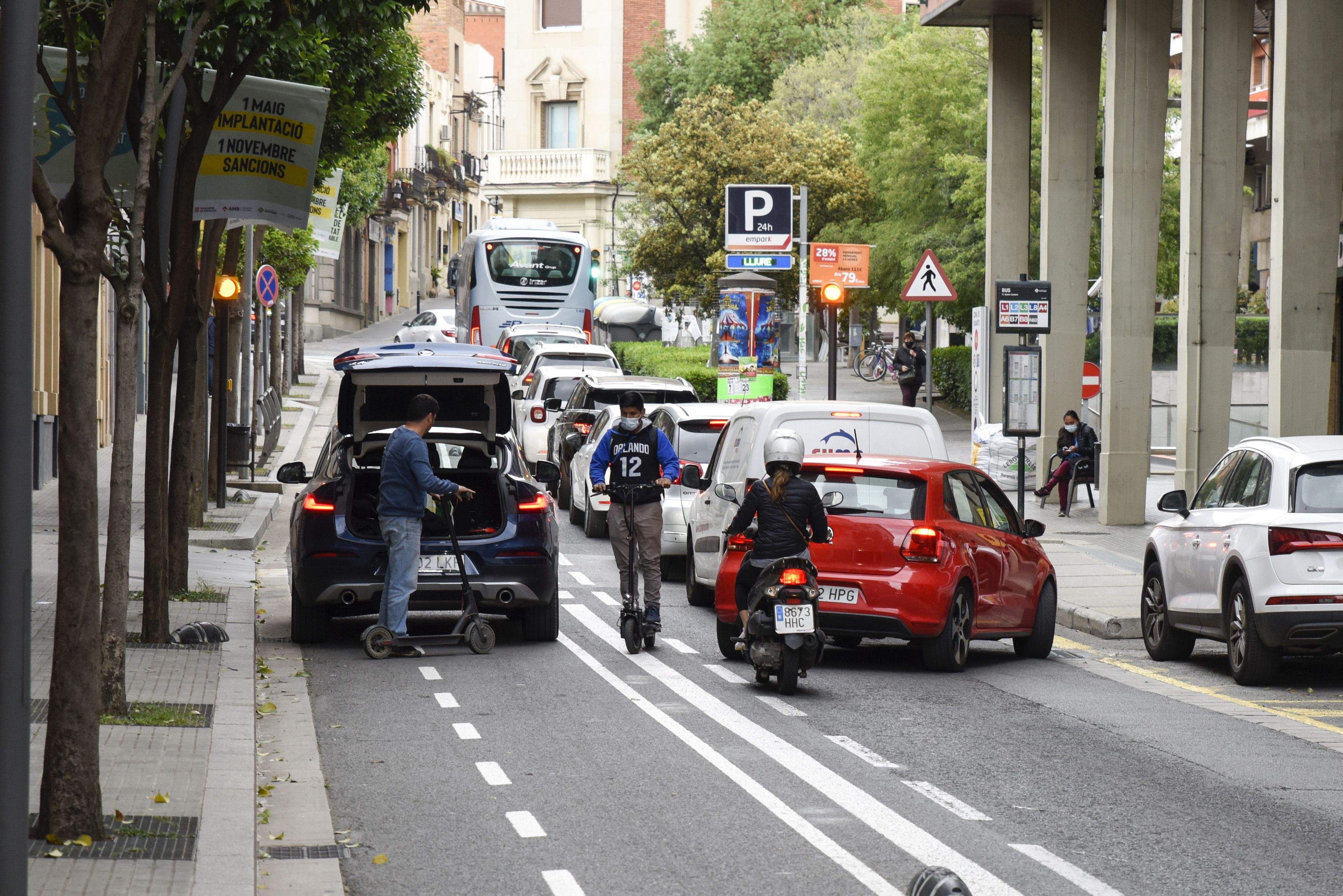 Un patinet elèctric al centre de Sant Cugat. FOTO: Bernat Millet (TOT Sant Cugat)