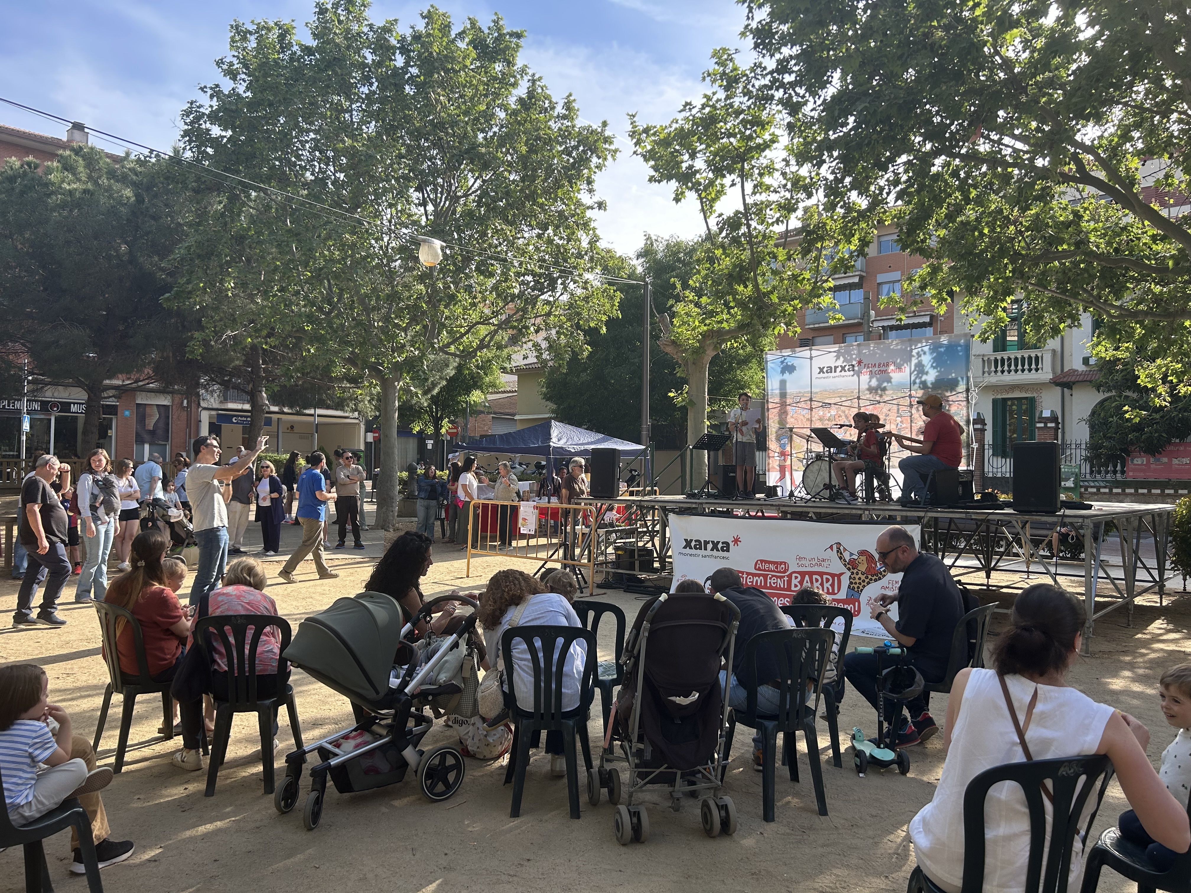La plaça d’en Coll de Sant Cugat s’omple de festa amb motiu de Sant Jordi. FOTO: Elvira Gallardo (TOT Sant Cugat) 