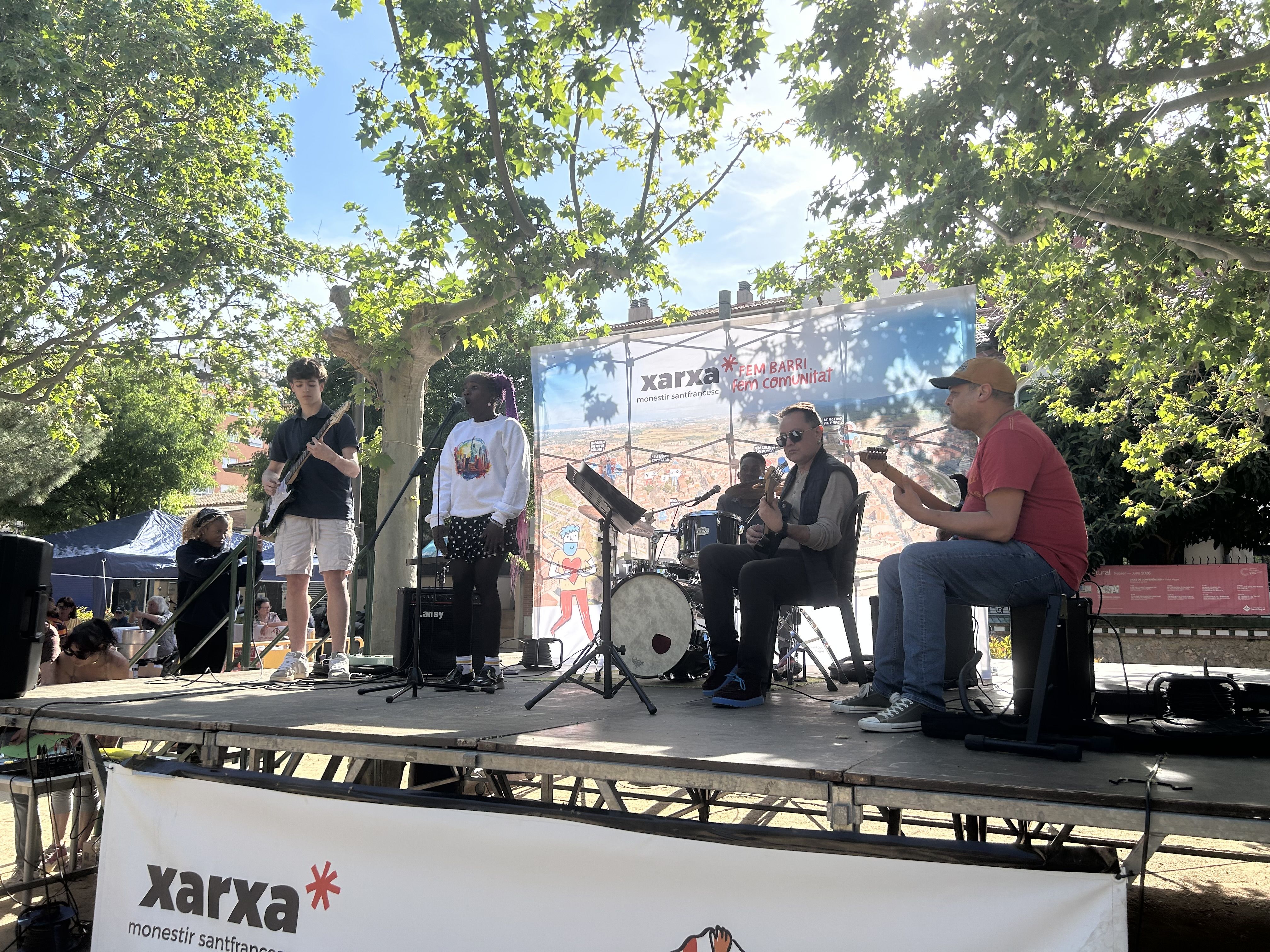 La plaça d’en Coll de Sant Cugat s’omple de festa amb motiu de Sant Jordi. FOTO: Elvira Gallardo (TOT Sant Cugat)
