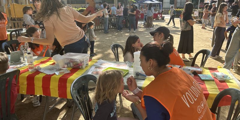 La plaça d’en Coll de Sant Cugat s’omple de festa amb motiu de Sant Jordi. FOTO: Elvira Gallardo (TOT Sant Cugat) 