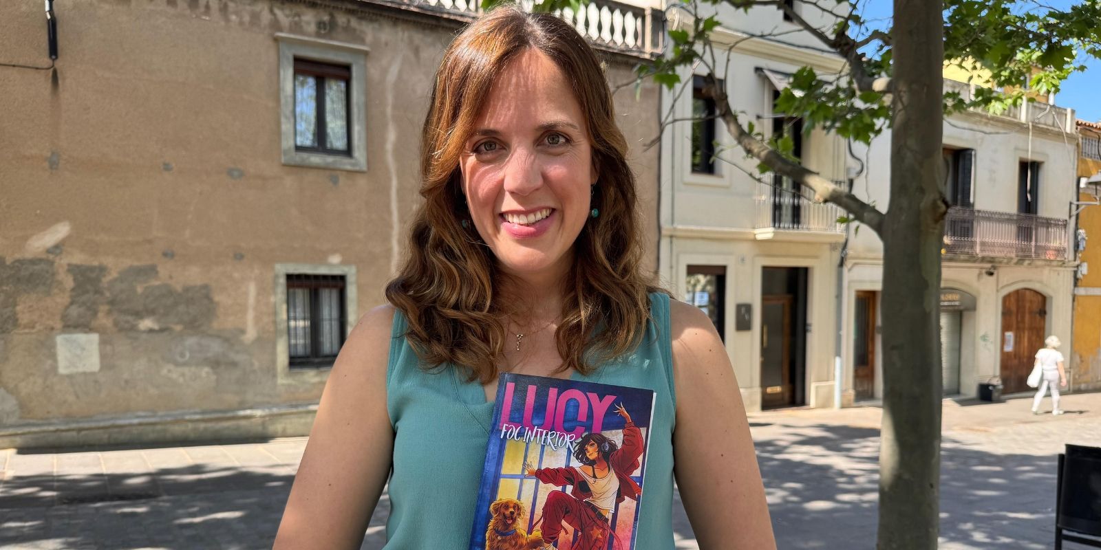 L'escriptora Mireia Cigarran amb el seu nou llibre 'Lucy foc interior'. FOTO: TOT Sant Cugat