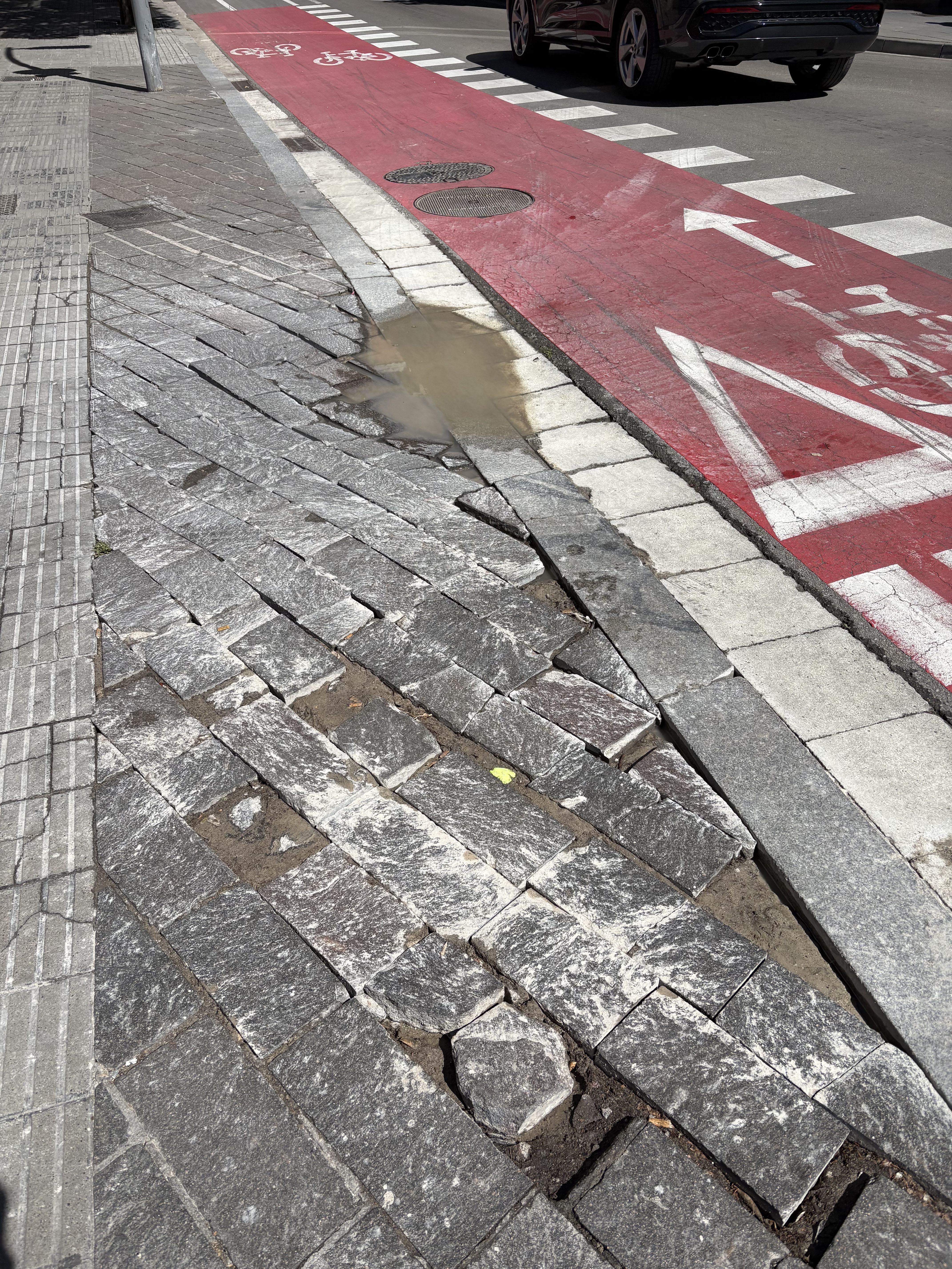 Paviment en mal estat. FOTO: Cedida