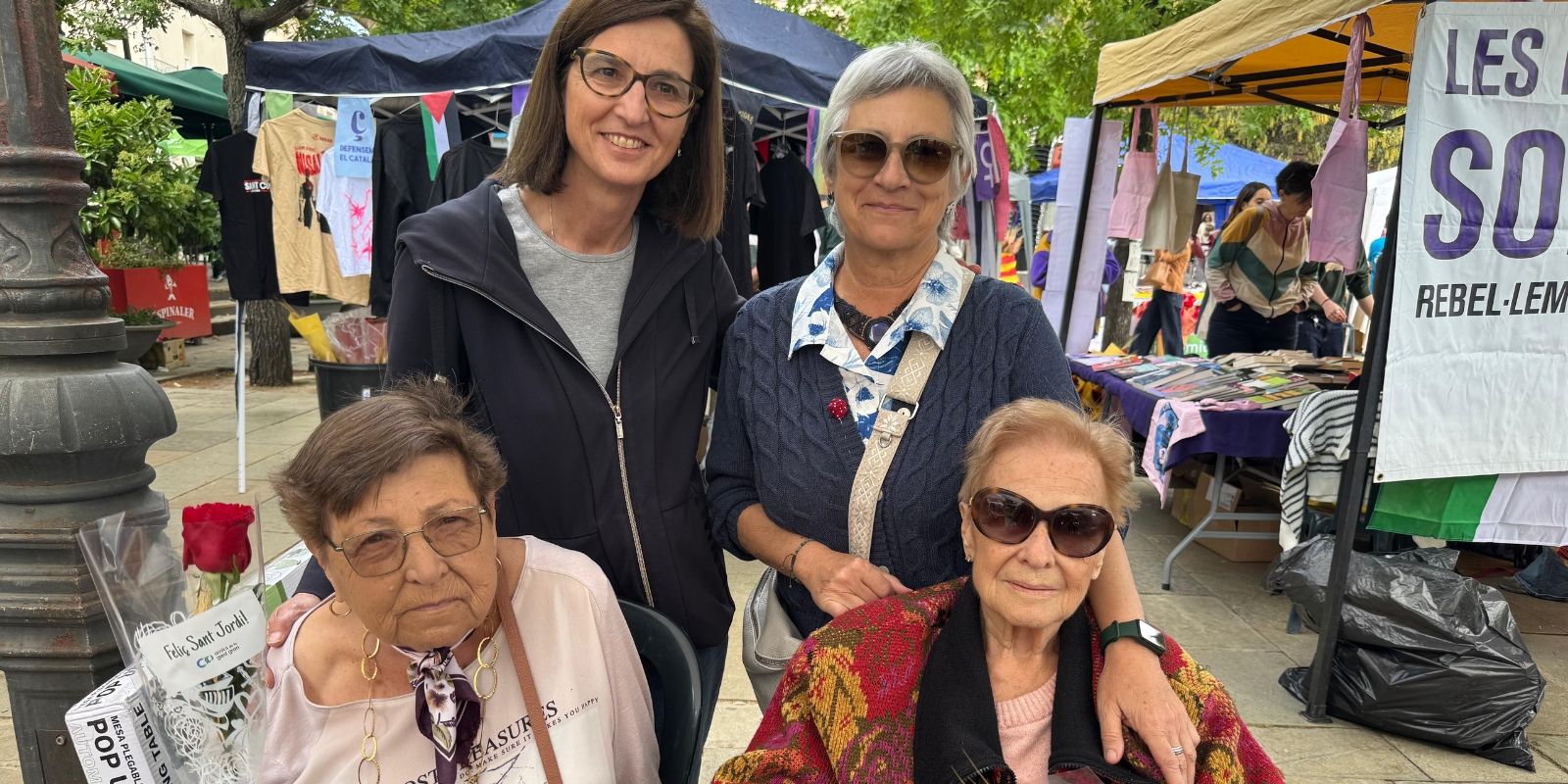 L'associació Amics de la Gent Gran celebra el seu Sant Jordi solidari. FOTO: TOT Sant Cugat.