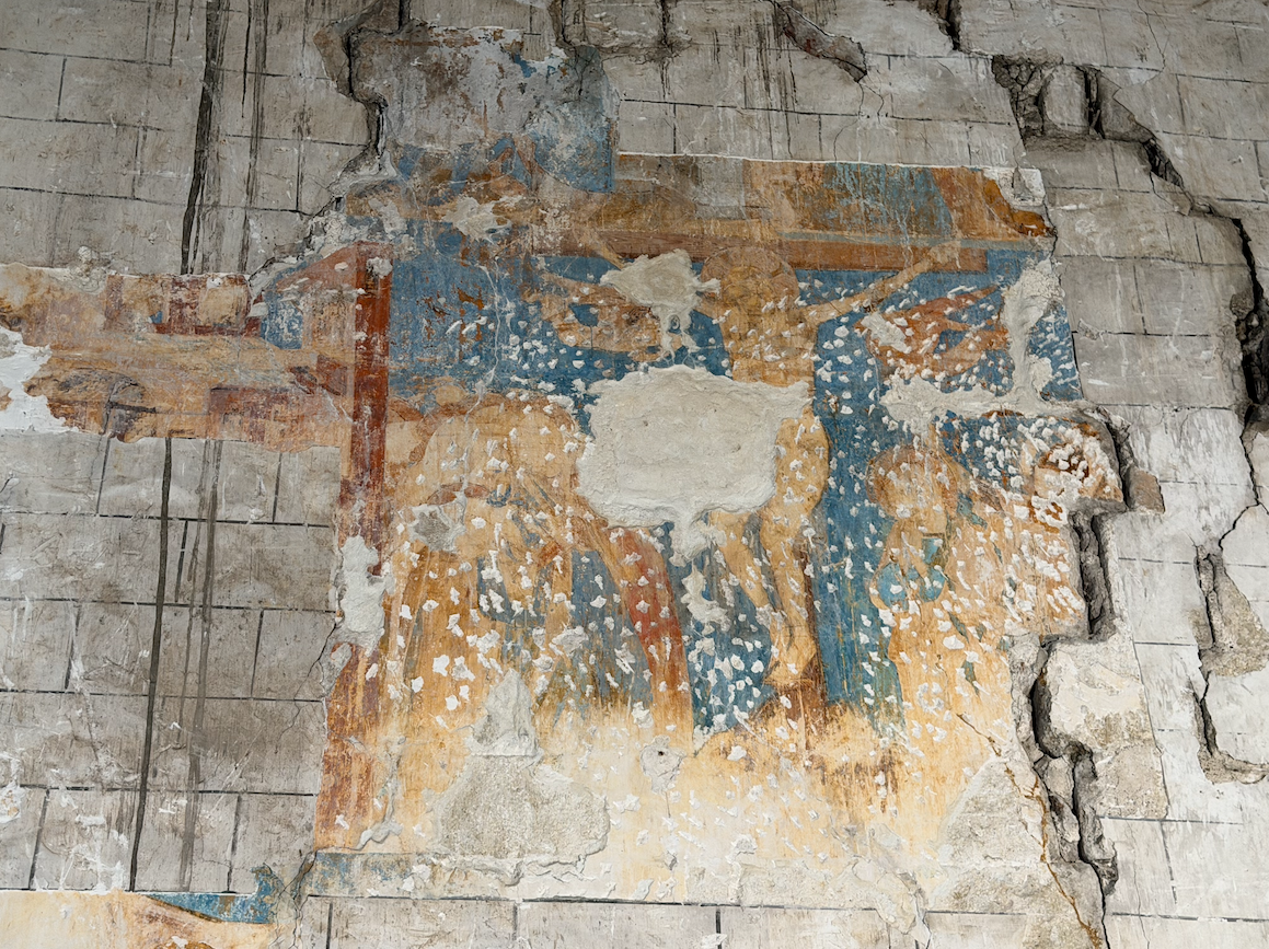 La pintura mural descoberta darrera un retaule del Monestir de Sant Cugat, amb una escena central amb Crist crucificat. FOTO: TOT Sant Cugat