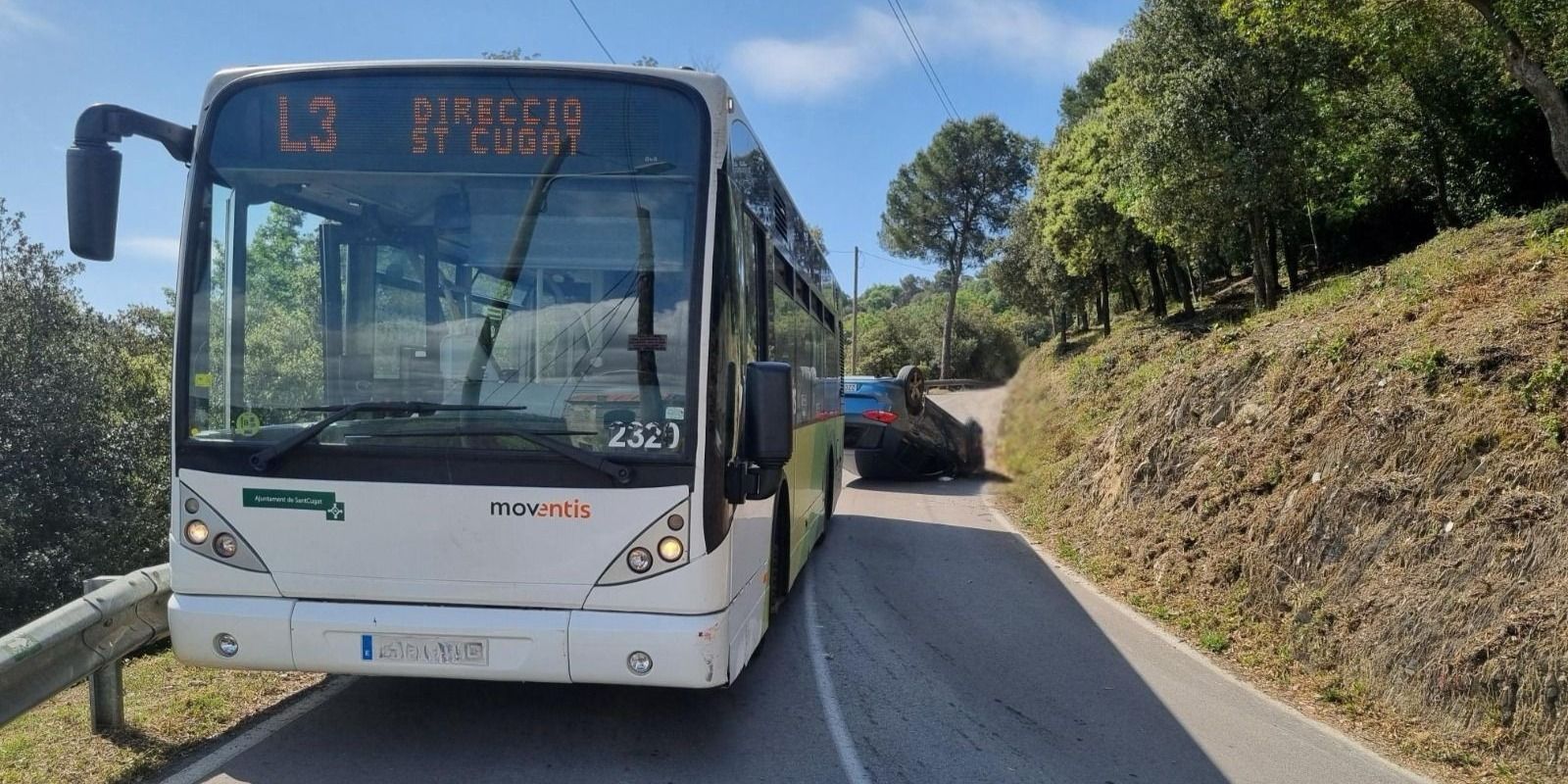 El bus i el cotxe bolcat FOTO: Cedida