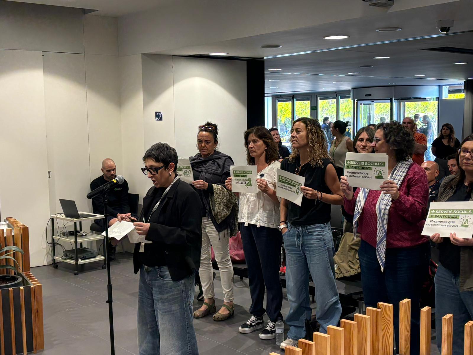 Treballadores dels Serveis Socials reclamen més recursos durant el ple municipal. FOTO: TOT Sant Cugat