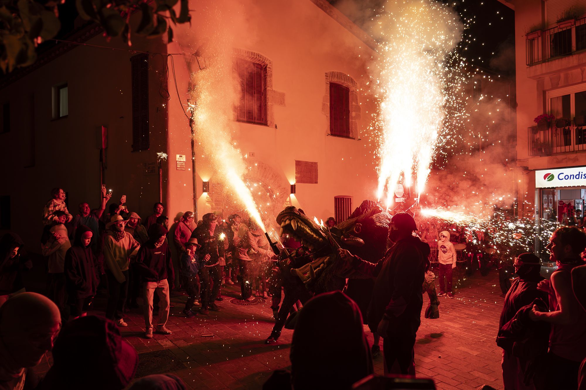 Correfoc i ball de foc de l'Encabronada 2026. FOTO: Mireia Comas