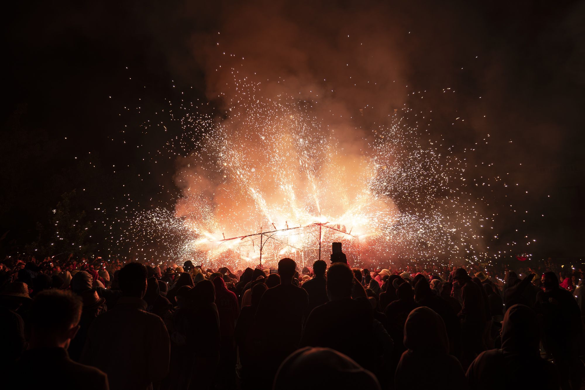 Correfoc i ball de foc de l'Encabronada 2026. FOTO: Mireia Comas