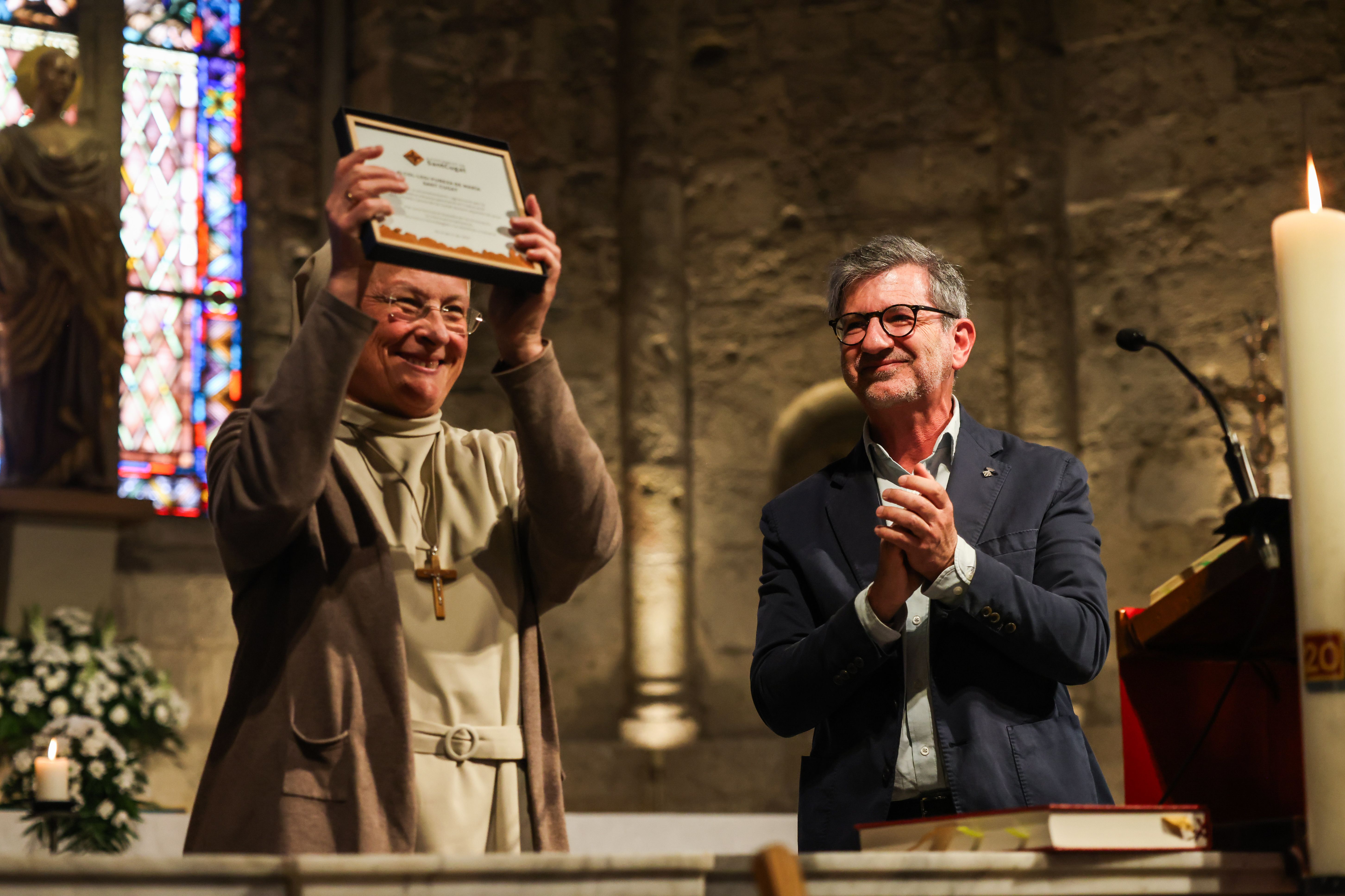 Entrega de la placa commemorativa pel 50è aniversari de l'escola Pureza de María. FOTO: Ajuntament
