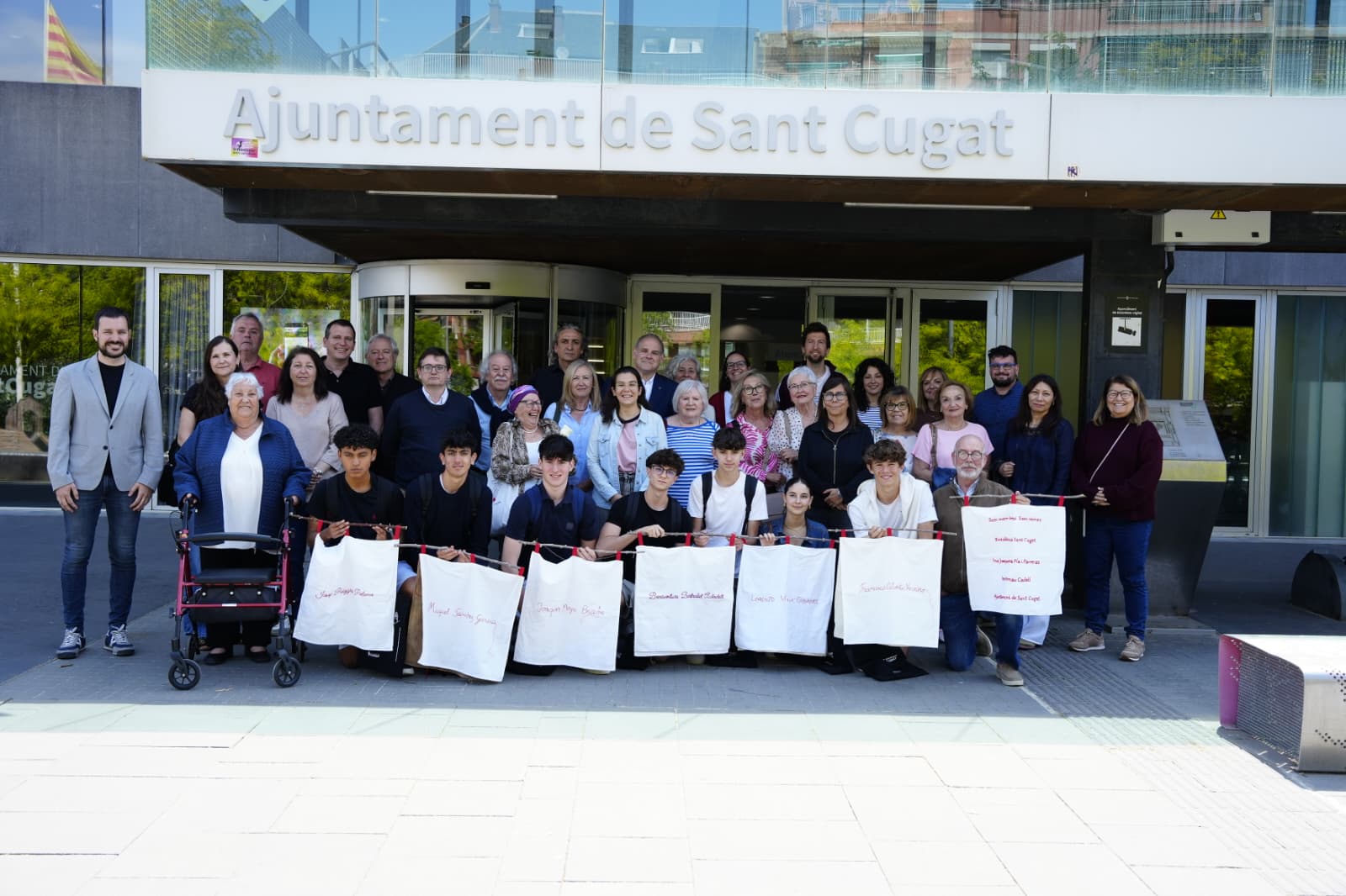 Foto de família en la commemoració del Dia de l'Holocaust. FOTO: Ajuntament.