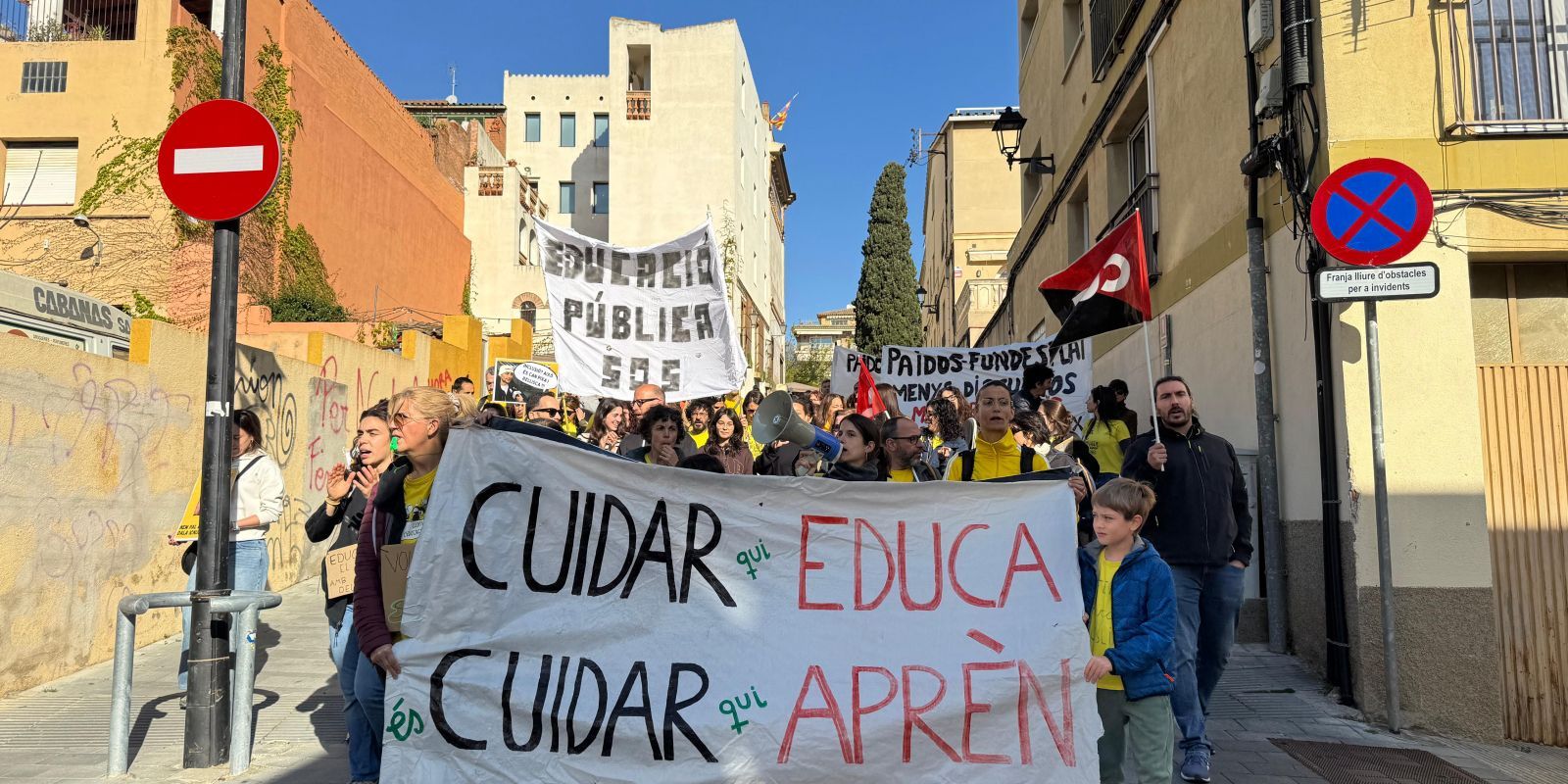 Manifestació dels docents pels carrers de Sant Cugat al març de 2026. FOTO: TOT Sant Cugat