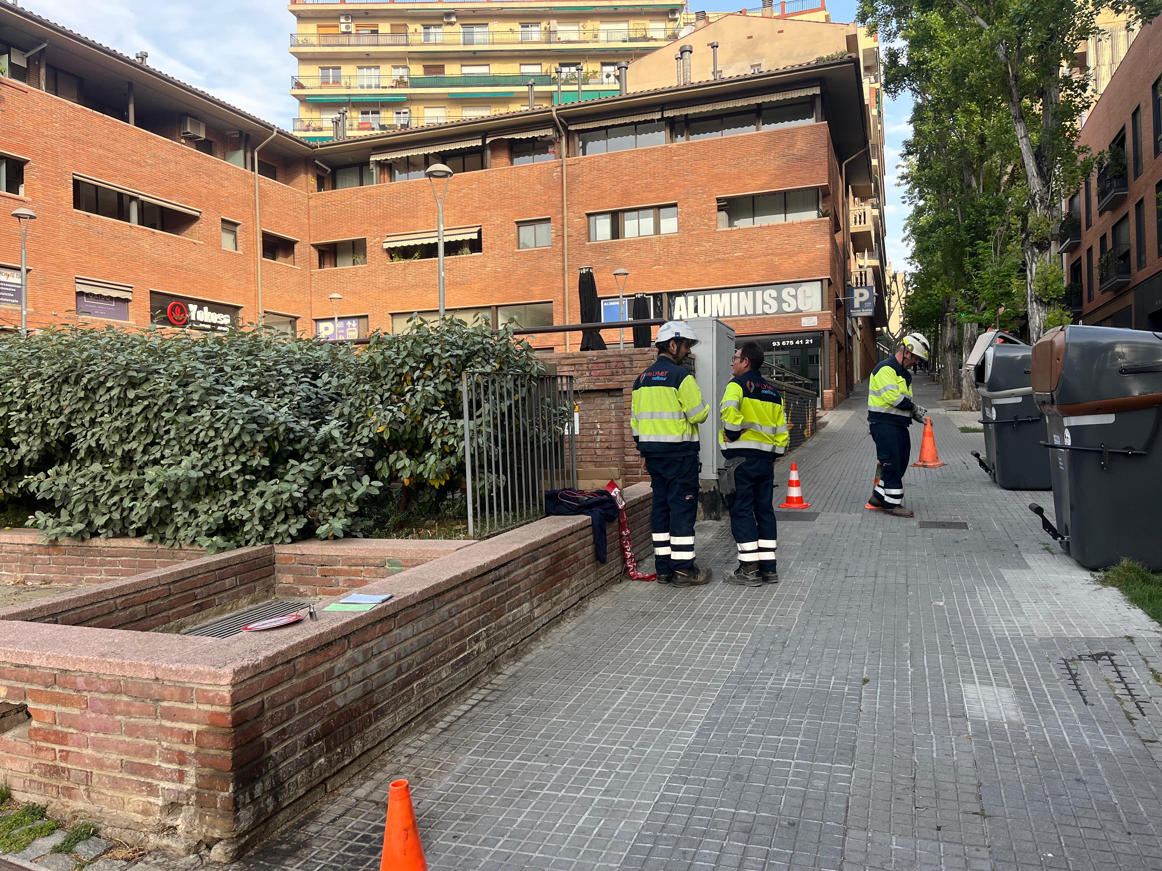 Tècnics treballant en solucionar l'avaria a la plaça Doctor Galtès. FOTO: TOT Sant Cugat