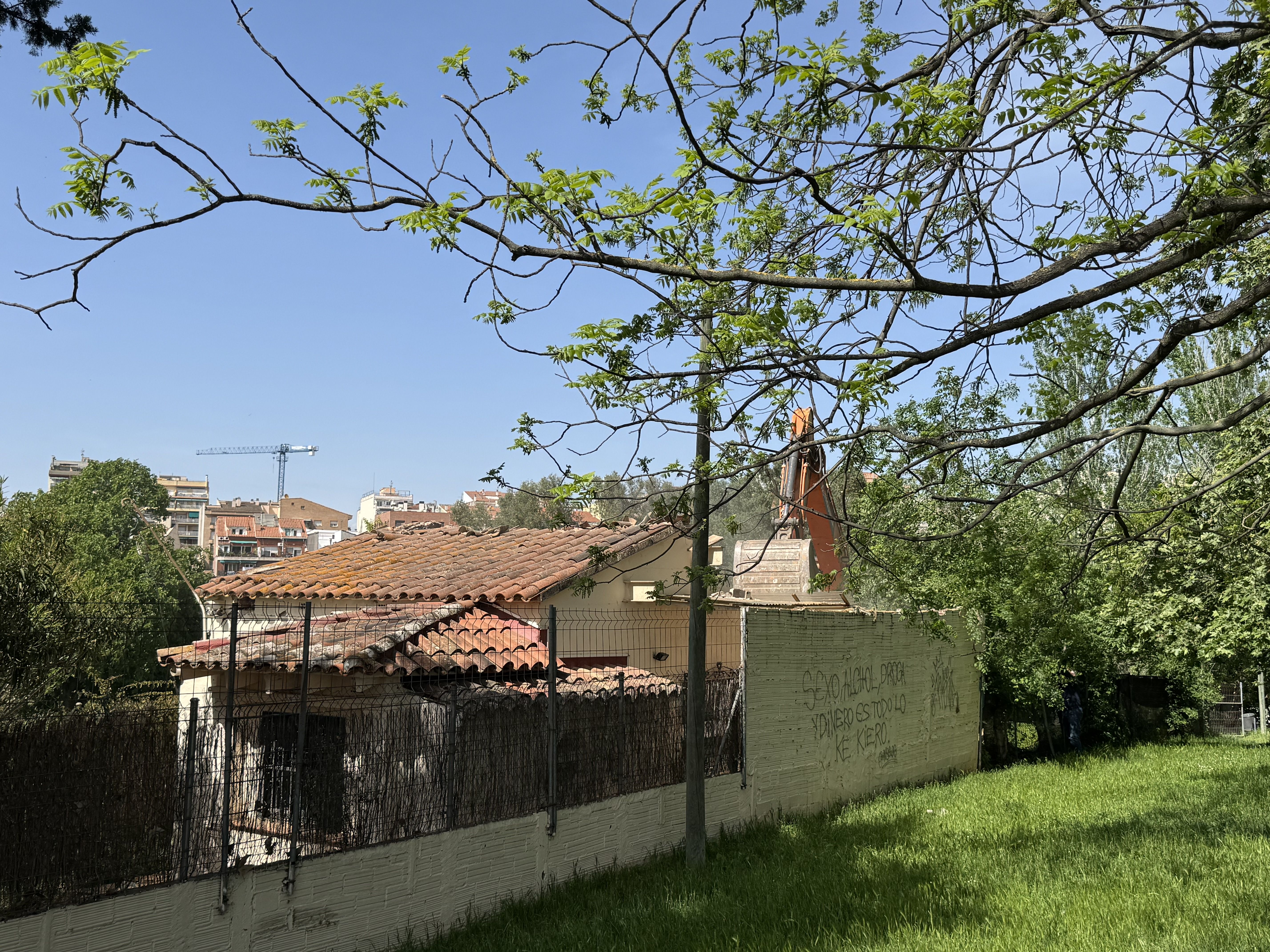 Enderroquen una casa al parc Ramon Barnils de Sant Cugat. FOTO: Elvira Gallardo (TOT Sant Cugat)