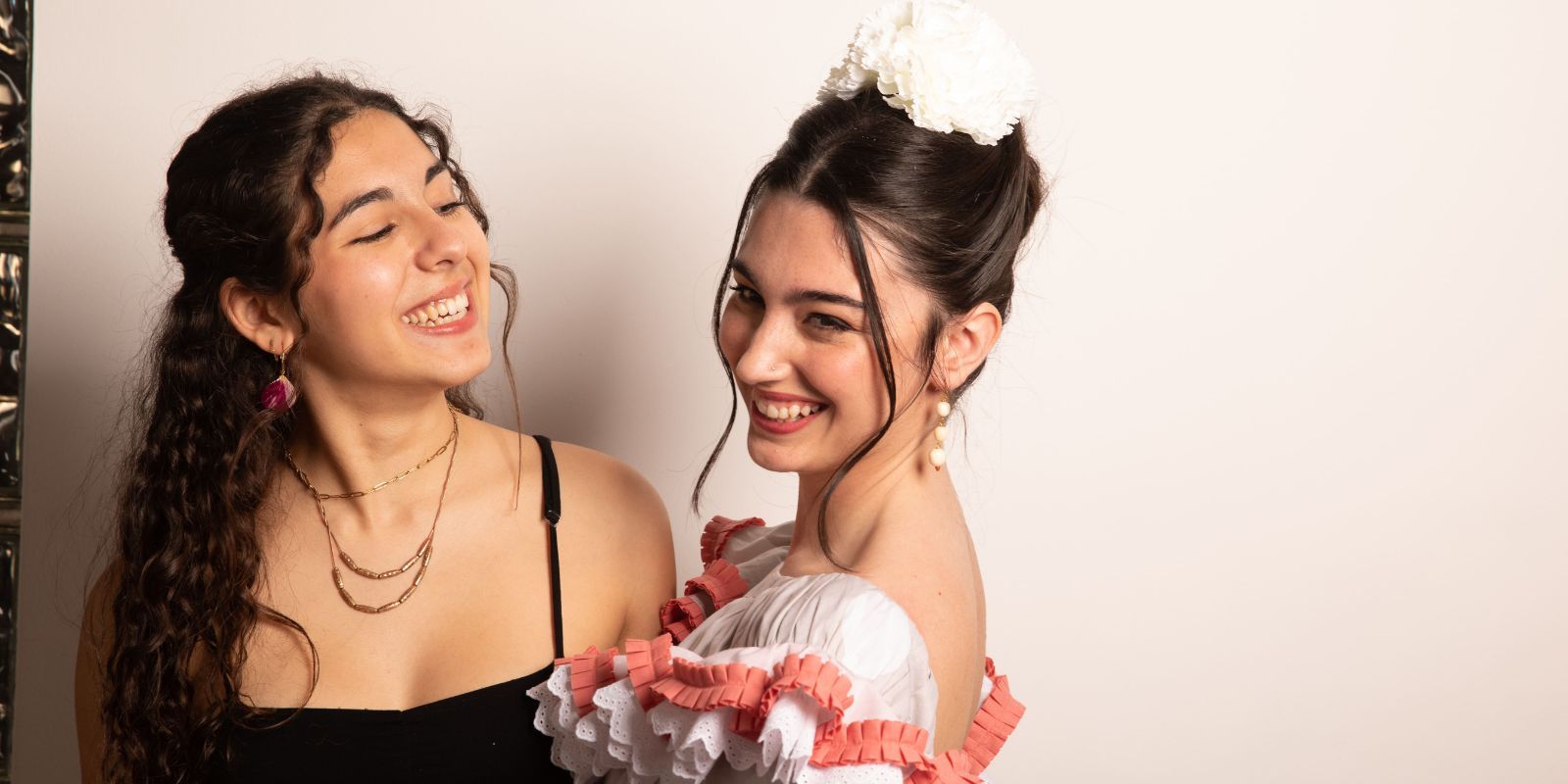 Sofia Antonella Artus i Maria Bolós, creadores del vestit i la iniciativa 'Contando Lunares'. FOTO: Cedida