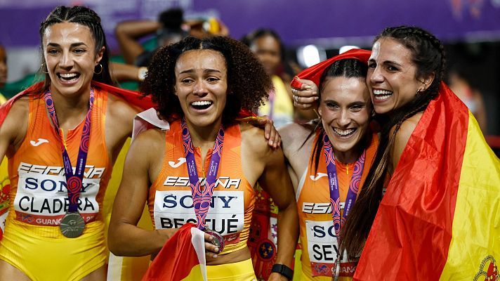 Jaël Bestué, segona per l'esquerra, amb l'equip 4x100 femení. FOTO: RFEA
