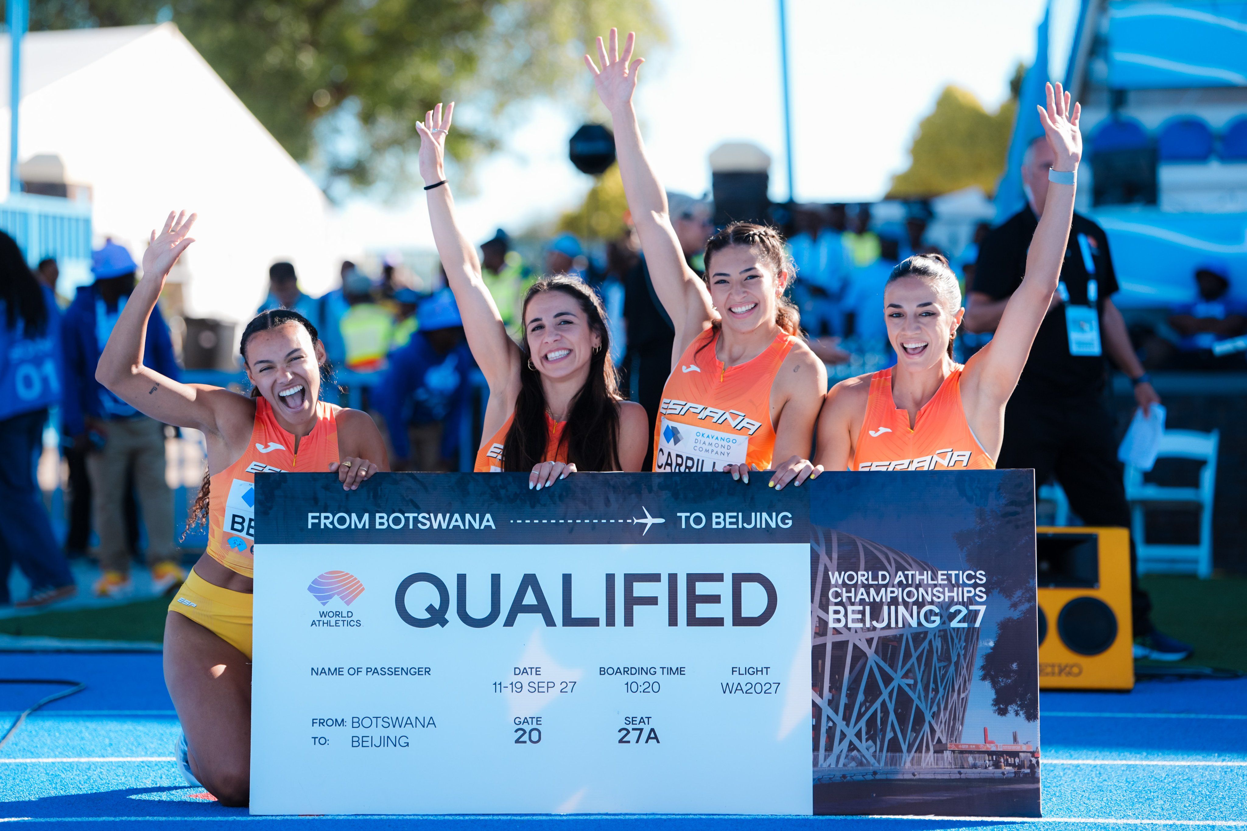 Jaël Bestué, a l'esquerra de la imatge, amb l'equip 4x100 en el Mundial de Relleus. FOTO: RFEA