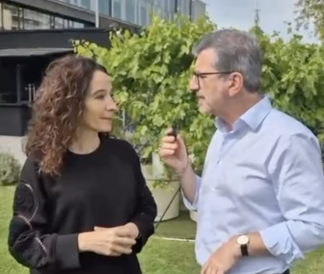 La meteoròloga de TV3 Gemma Puig (esquerra) amb l'alcalde de Sant Cugat, Josep Maria Vallès. FOTO: Ajuntament
